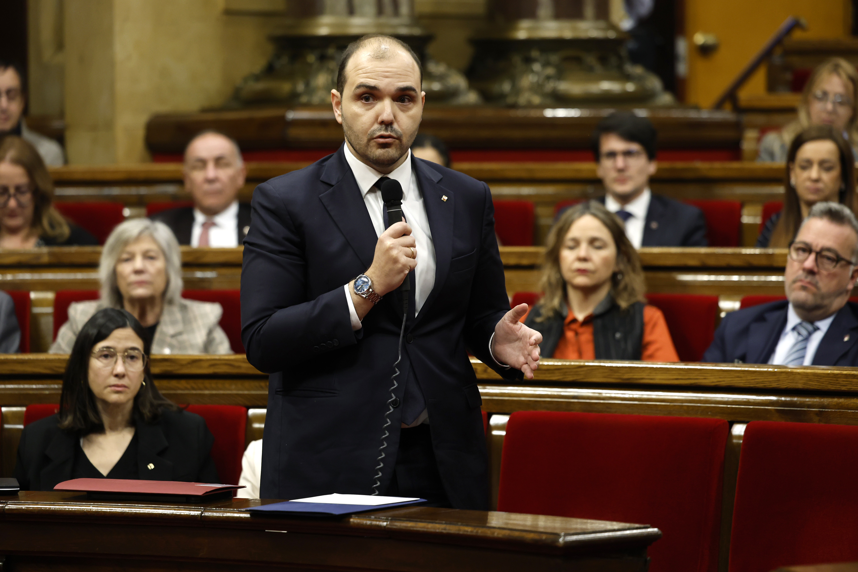El 'conseller' de presidencia de la Generalitat, Albert Dalmau, responde durante la sesión de control como presidente en funciones, este miércoles.