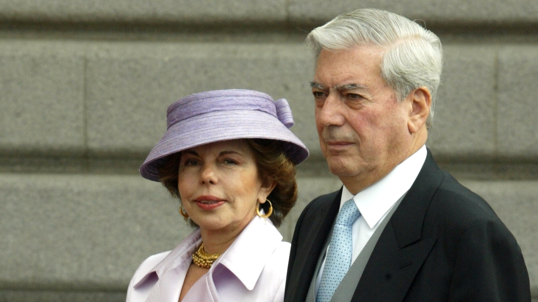 Mario Vargas Llosa junto Patricia Llosa, en la boda de don Felipe y doña Letizia en mayo de 2004.