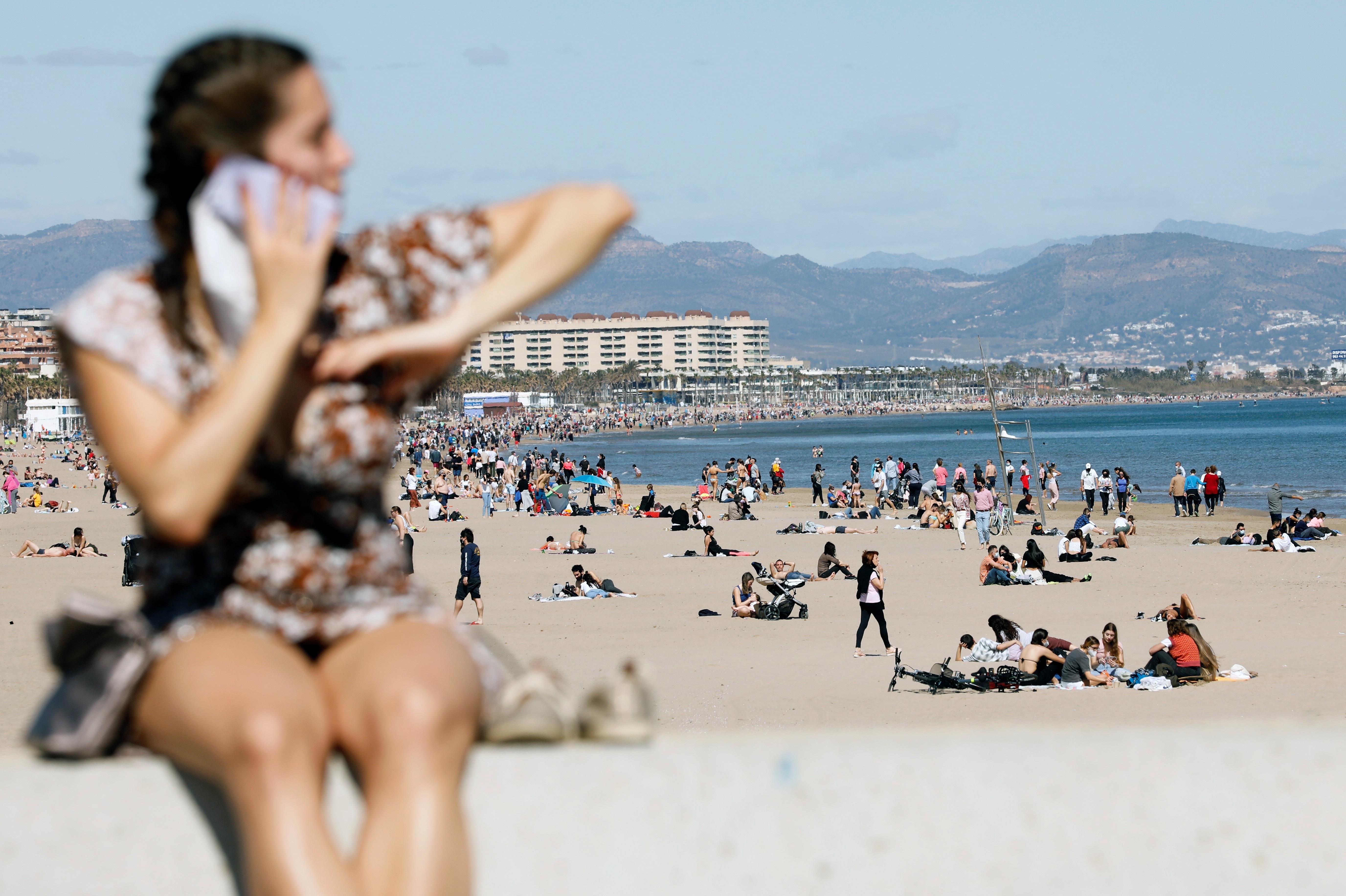 Люди на пляжах Испании 2021