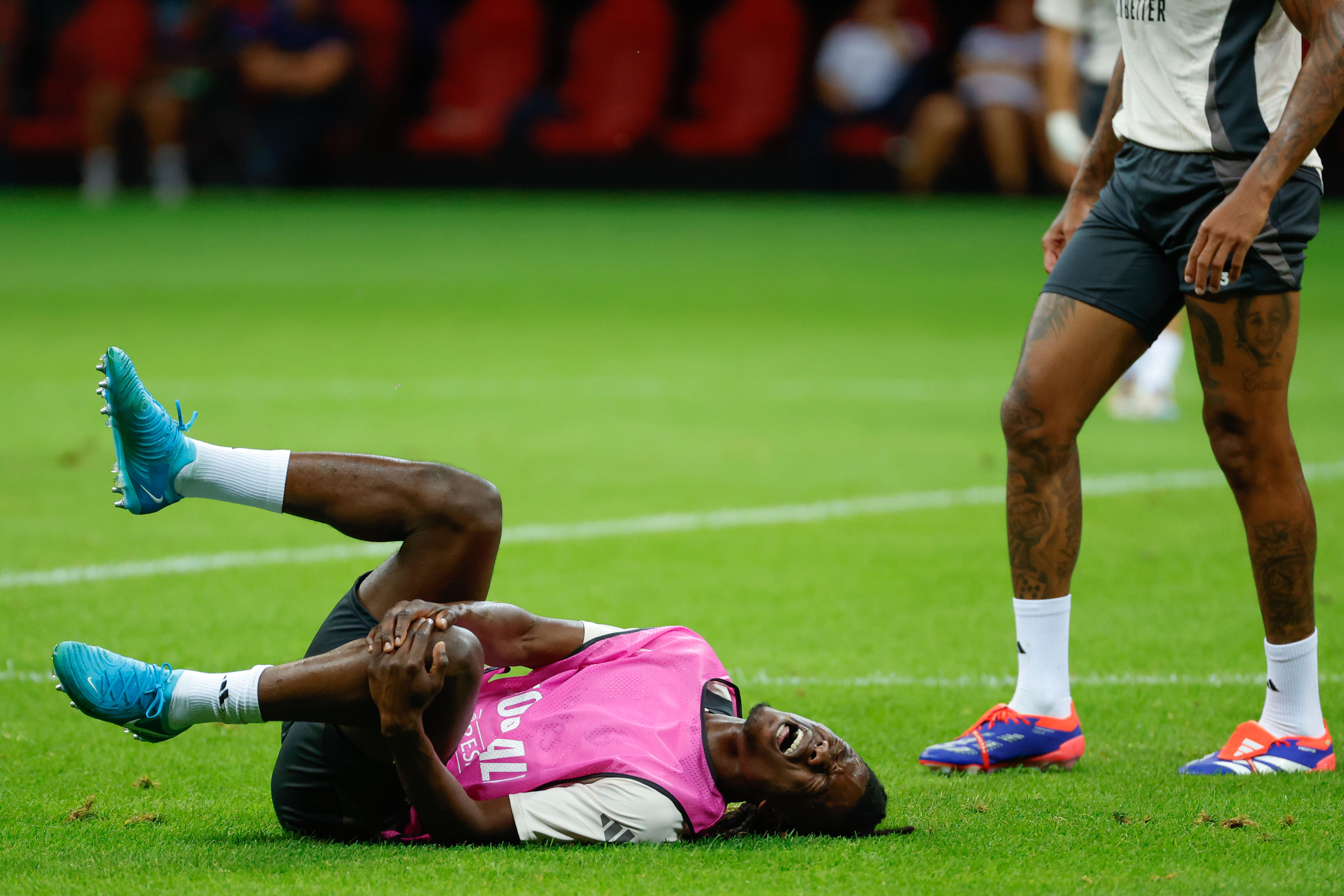 VARSOVIA , 13/08/2024.- El centrocampista francés del Real Madrid Eduardo Camavinga se duele en el suelo durante el entrenamiento del equipo este martes en Varsovia, en la víspera del partido de la Supercopa de Europa de fútbol que enfrenta a su equipo con el Atalanta. EFE/ Mariscal
