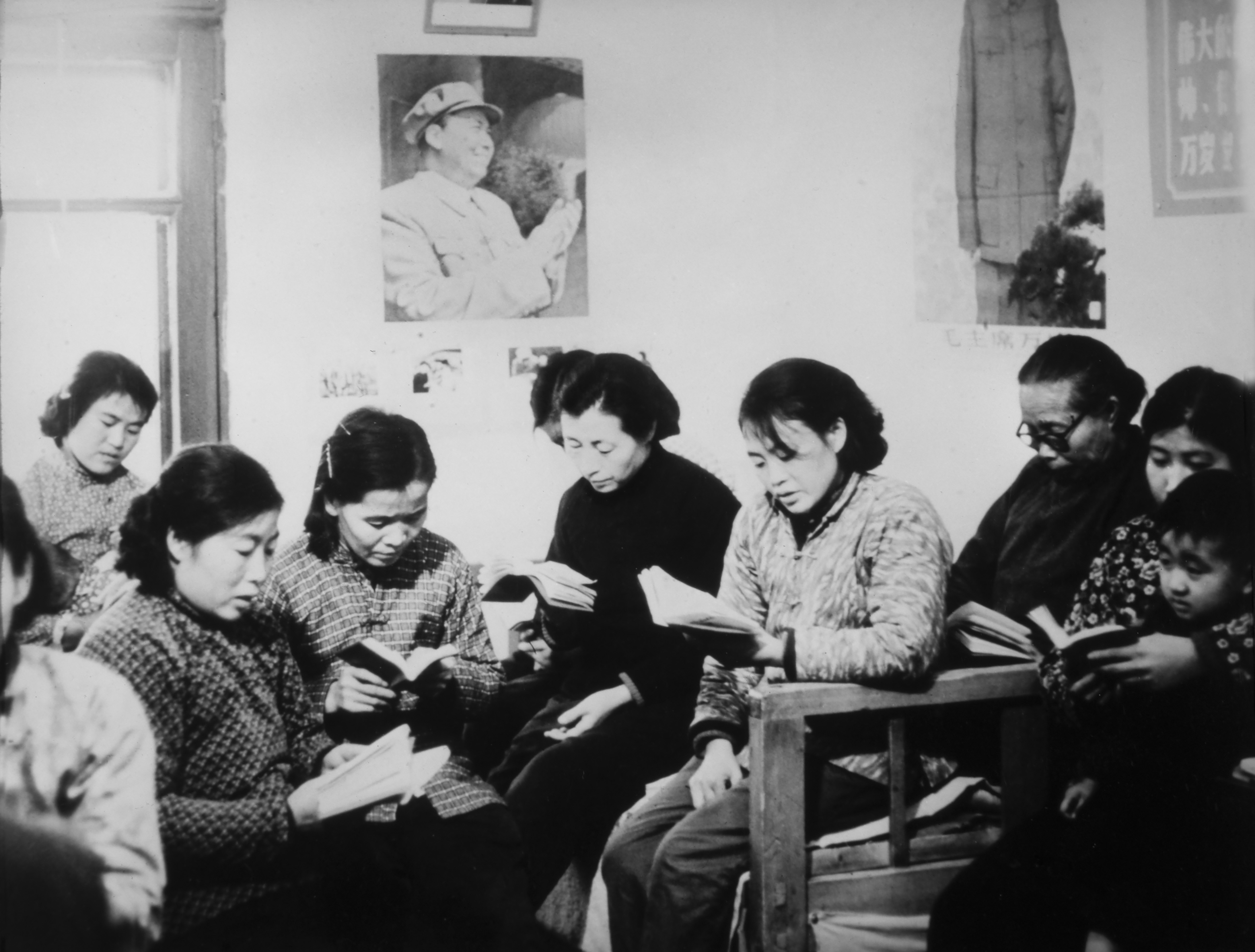 Un grupo de amas de casa lee los escritos de Mao en la ciudad de Shengyang, en 1969. 