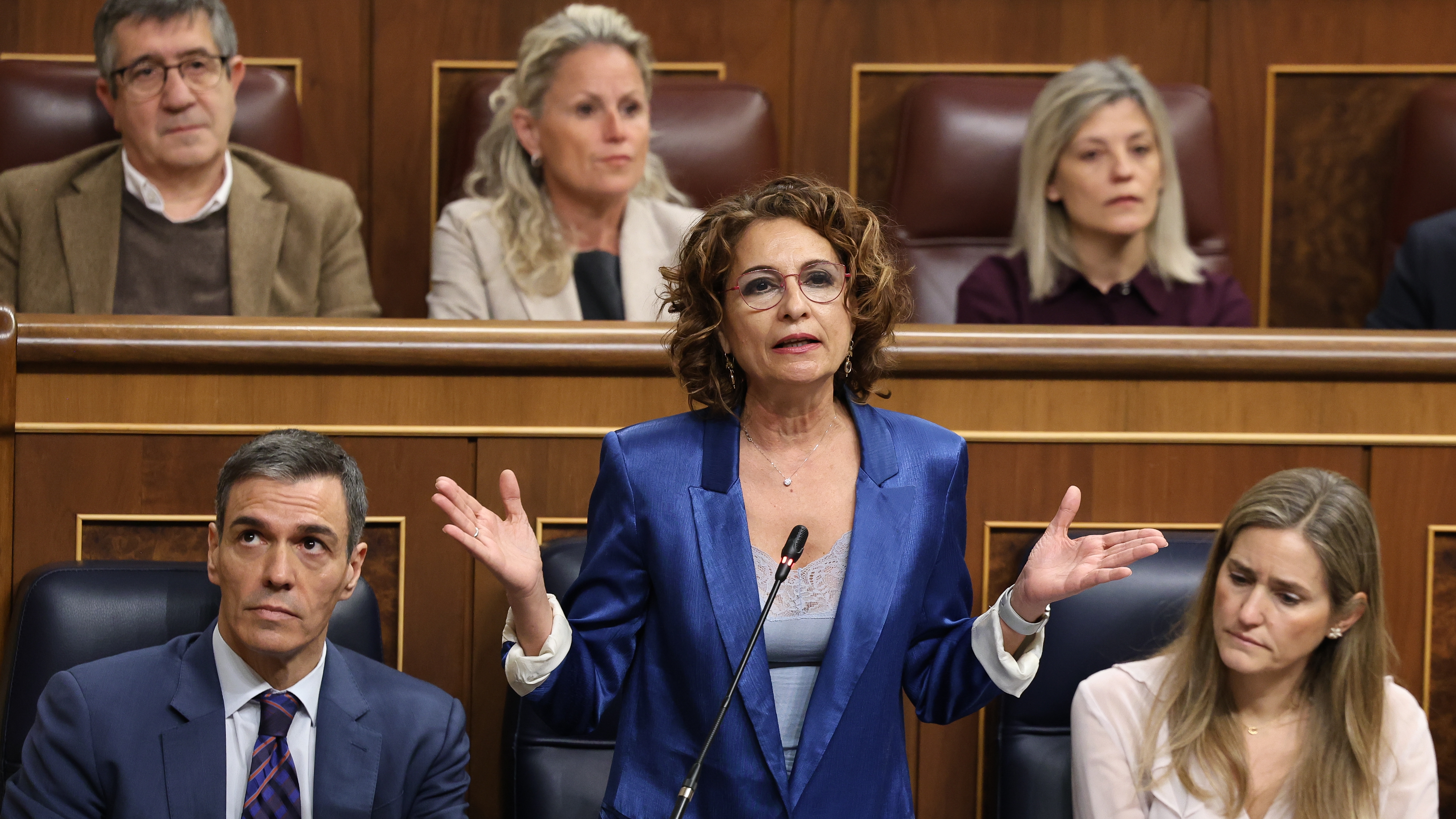 La vicepresidenta primera y ministra de Hacienda, María Jesús Montero, interviene durante una sesión de control al Gobierno, en el Congreso de los Diputados, a 18 de marzo de 2026, en Madrid (España). Sánchez afronta una nueva sesión de control en el Congreso teniendo que contestar las preguntas de la oposición sobre el plan ante el impacto económico de la guerra en Oriente Medio, del cual aún el Gobierno no ha dado todos los detalles pero que tiene previsto aprobarse en un Consejo de Ministros extraordinario este viernes, 20 de marzo. El pleno también ha estado marcado por la ausencia de tres ministros clave en la crisis en Oriente Medio, Robles, Cuerpo y Albares, ministros de Defensa, Economía y Exteriores.
18 MARZO 2026
Marta Fernández / Europa Press
18/03/2026
