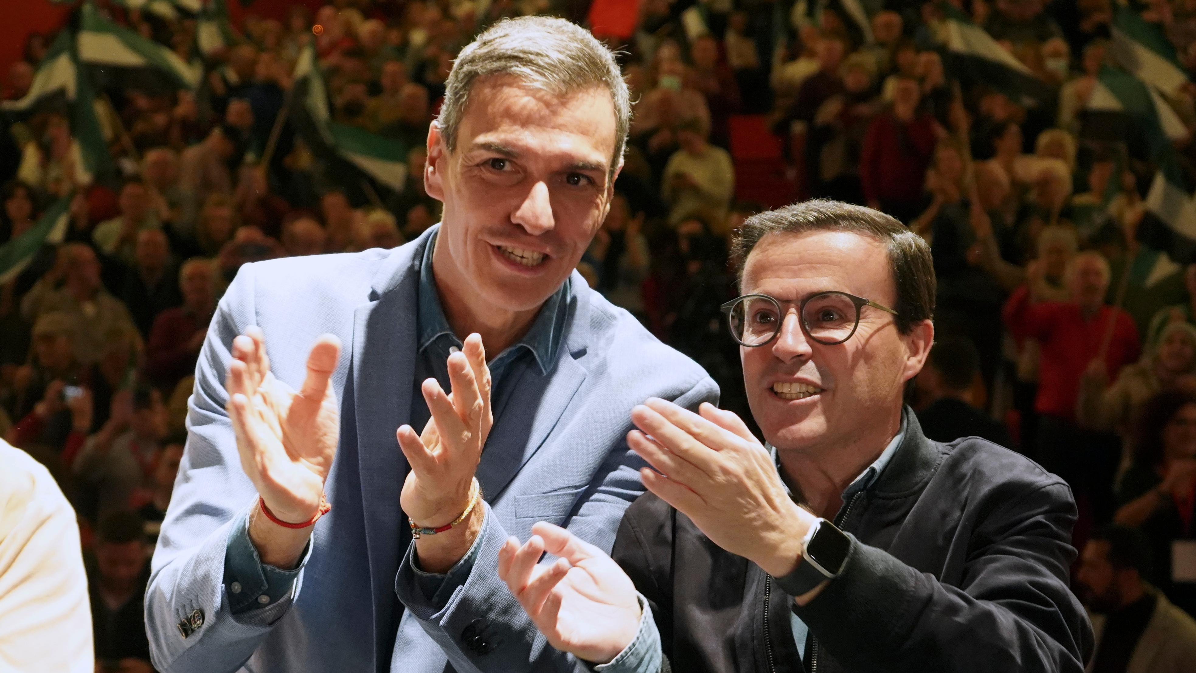 PLASENCIA, 04/12/2025.- El presidente del Gobierno y secretario general del PSOE, Pedro Sánchez (c), asiste un acto político celebrado este jueves en Plasencia (Cáceres) enmarcado en la carrera electoral del 21D, junto al líder de los socialistas extremeños y candidato a la Presidencia de la Junta de Extremadura, Miguel Ángel Gallardo (dcha). EFE/Eduardo Palomo