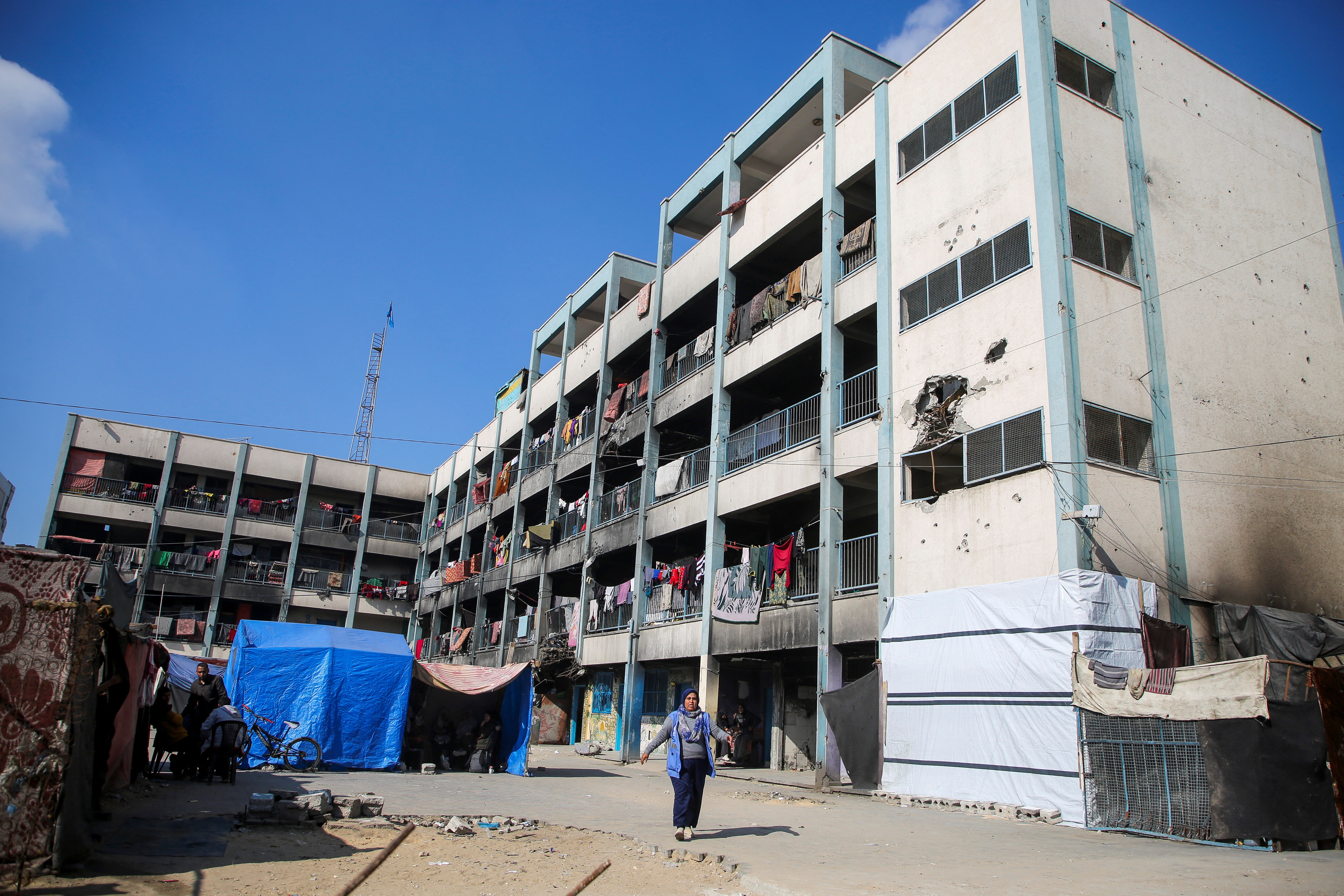 Palestinos desplazados se refugian en un colegio en Jan Yunis, en el sur de la Franja, este 3 de diciembre de 2024