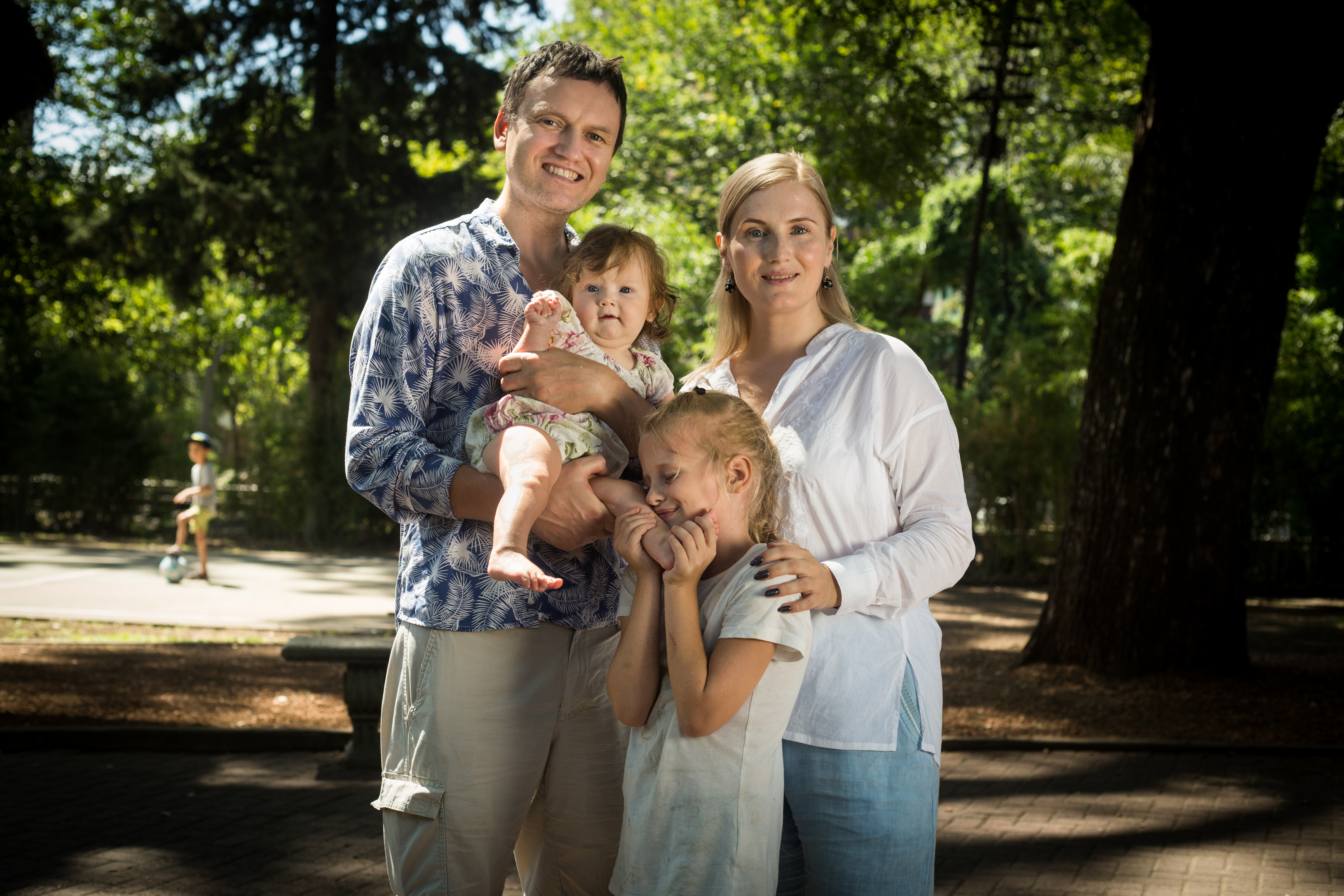 Veronika Semenova posa para um retrato com sua bebê Aurora, sua filha Nicoleta e seu marido, Alexei, nesta sexta-feira em Buenos Aires.