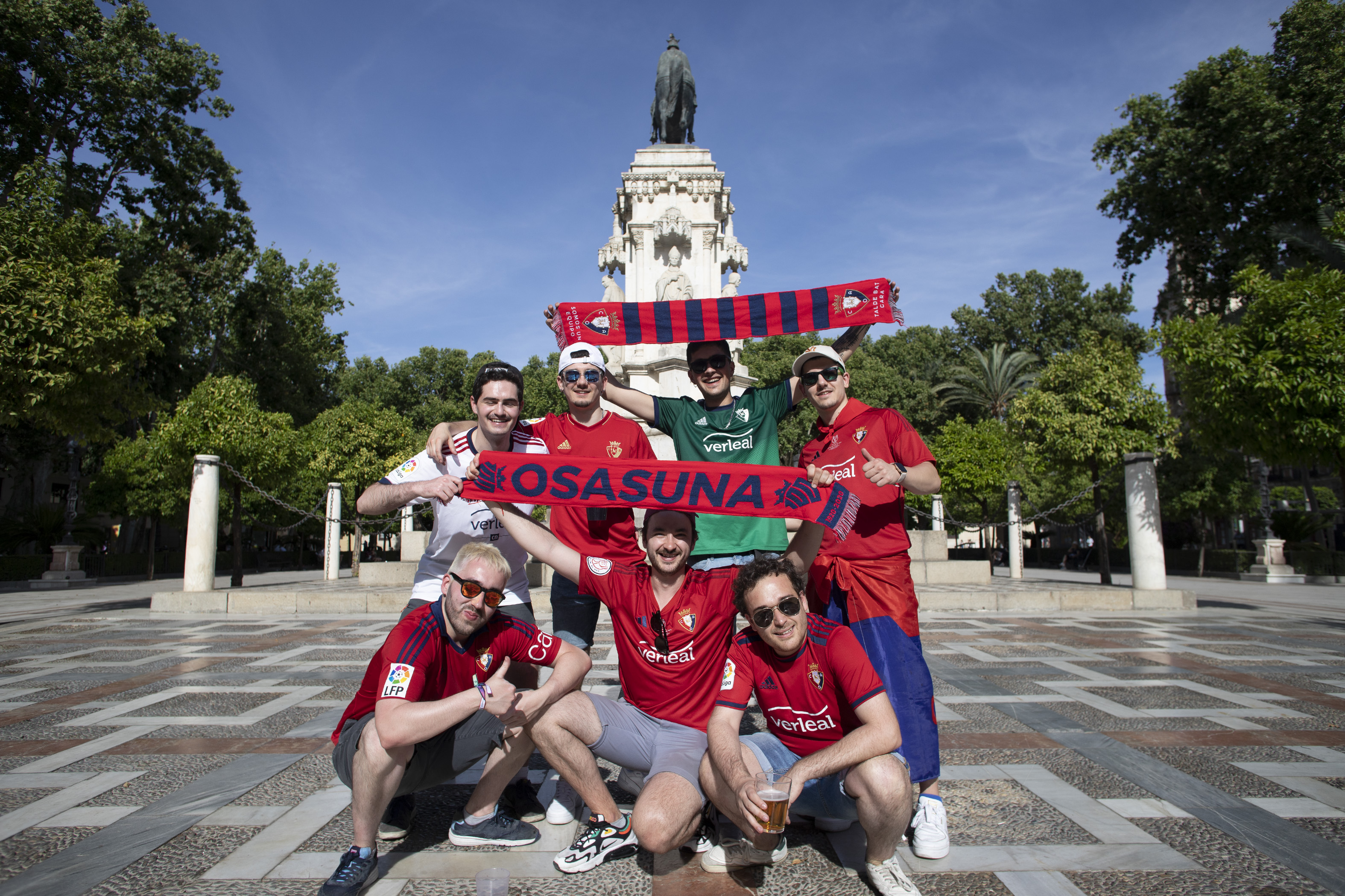 Aficionados de Osasuna posan para EL PAÍS este viernes en Sevilla.