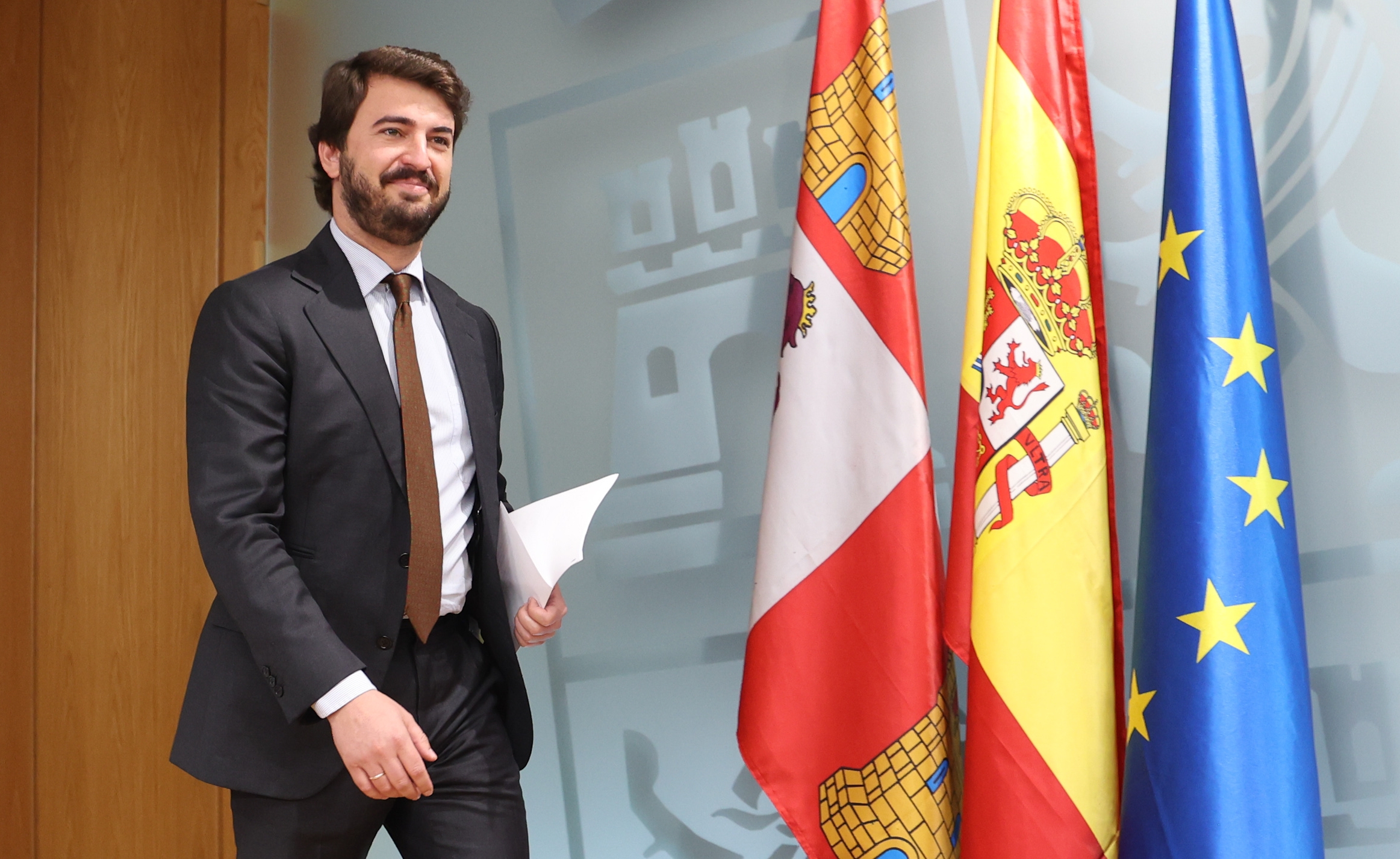 VALLADOLID, 12/07/2024.- El vicepresidente del Gobierno de Castilla y León, Juan García-Gallardo, momentos antes de comparecer en rueda de prensa este viernes en Valladolid, tras la decisión de Vox de romper los gobierno de coalición que mantenía en cinco autonomías. EFE/R. García
