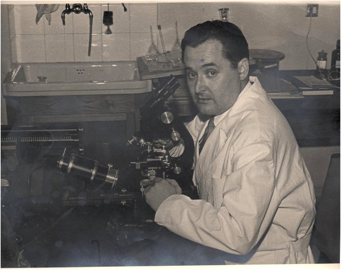 El patólogo José Luis Arteta posa en un laboratorio en una foto sin fechar, posterior a 1950.