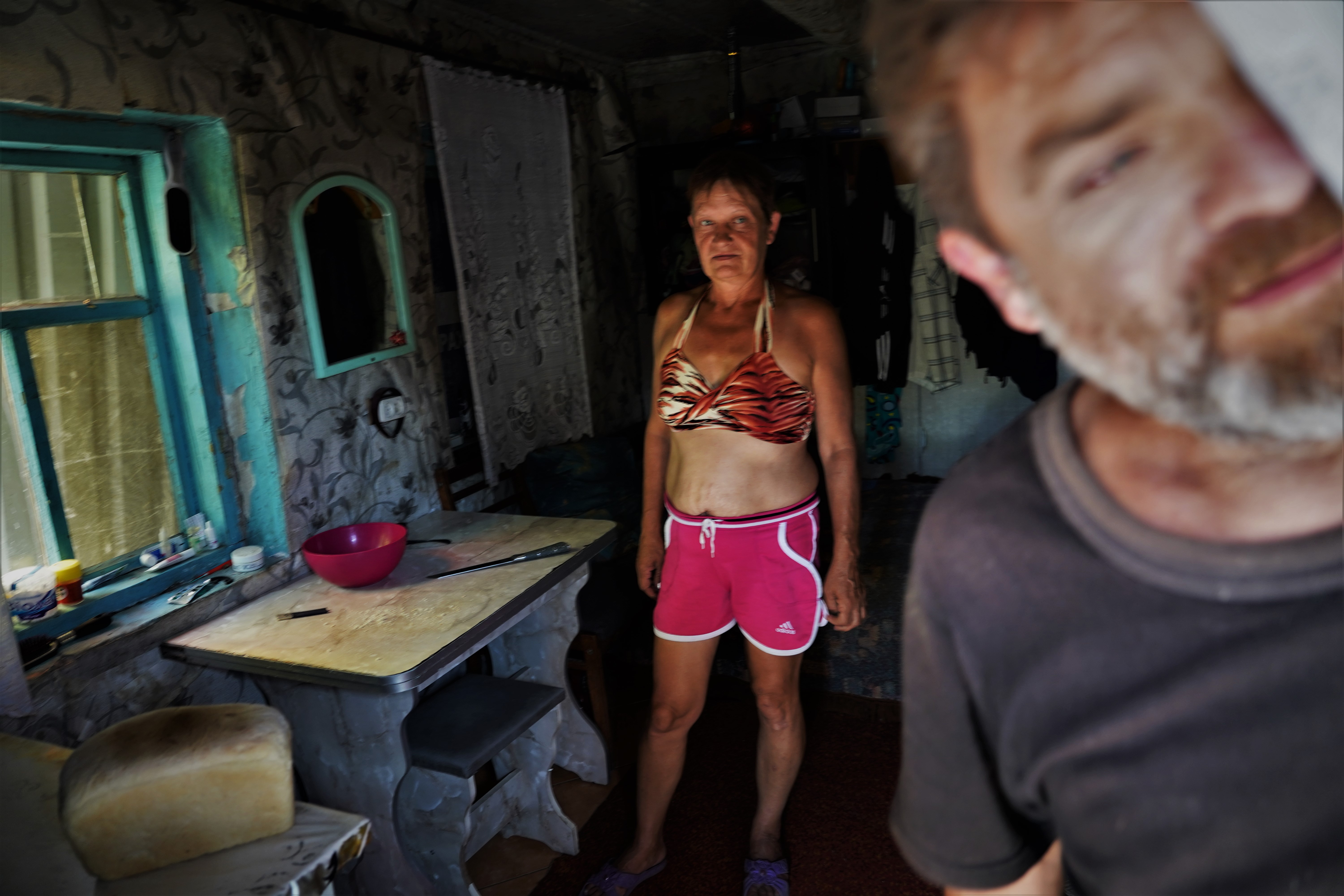 O casamento formado por Sergi Boichenko, 56, e Alla Pohrebniak, 52, em sua casa em Vremivka, na frente sul de Donetsk.