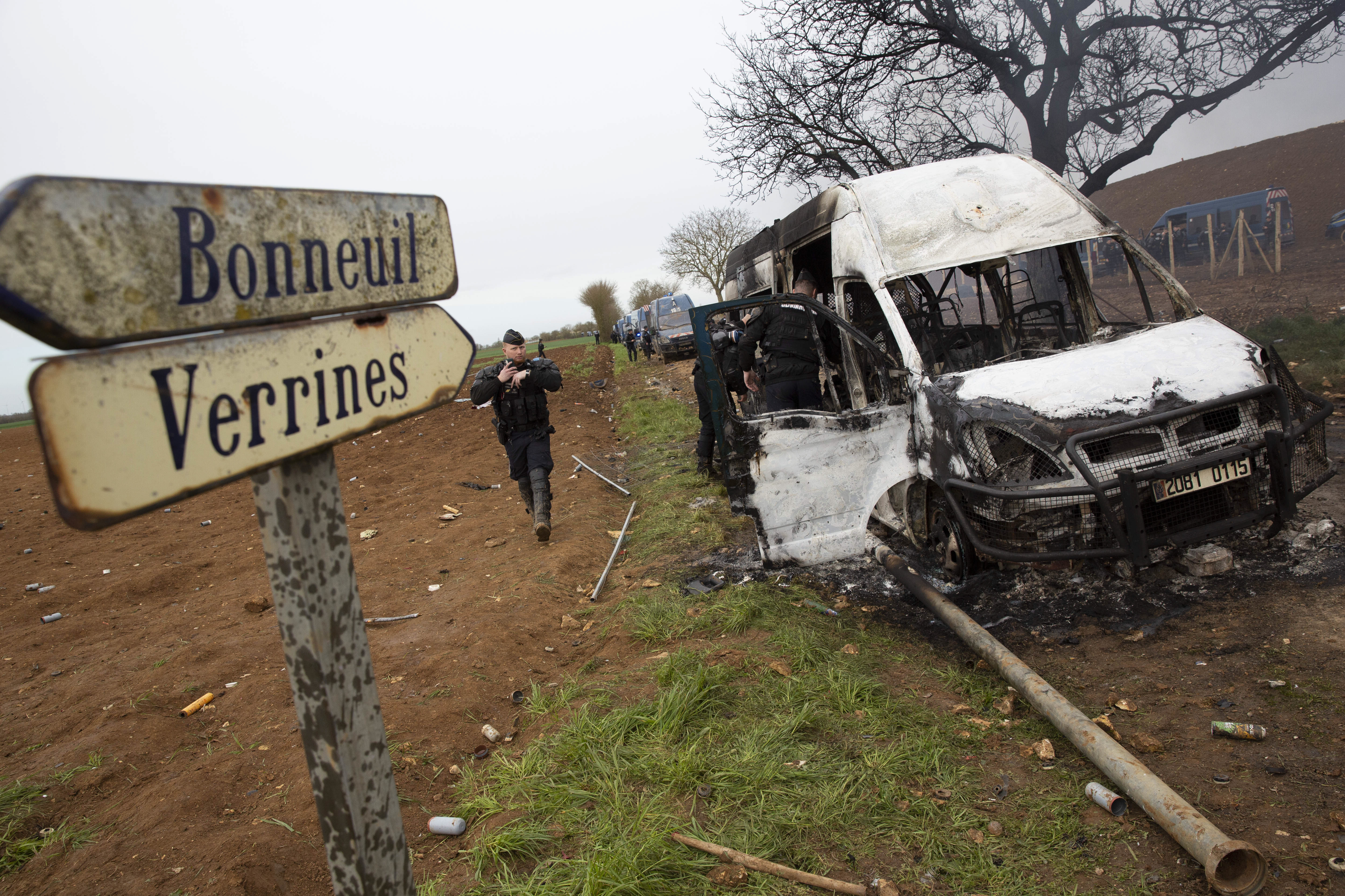 Van da polícia francesa incendiada neste sábado nos campos de Sainte Soline, onde policiais e ambientalistas se enfrentaram.