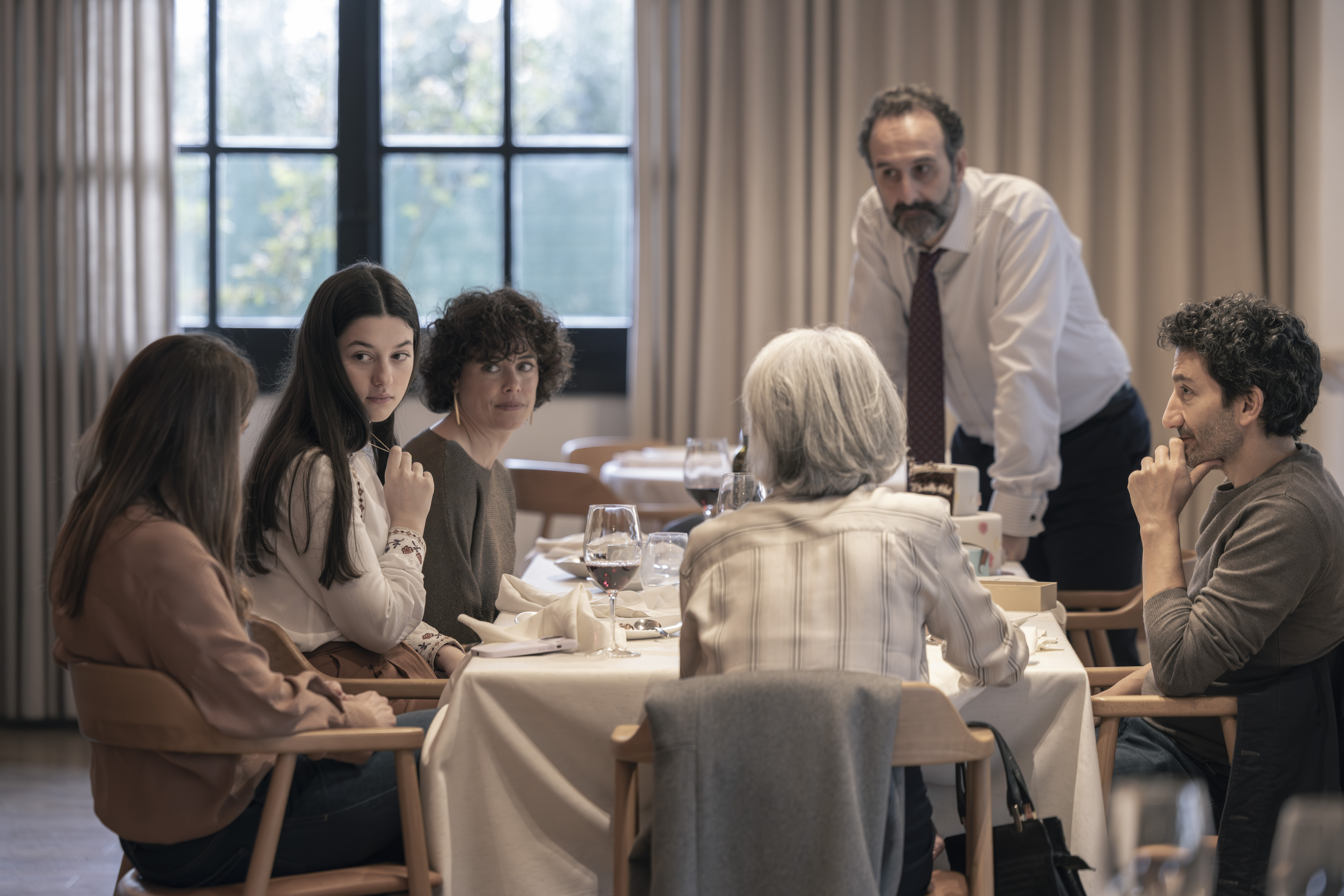 Fotograma de la película Los Domingos de Alauda Ruiz de Azúa donde Blanca Soroa (I) interpreta a Ainara. BTEAM PICS