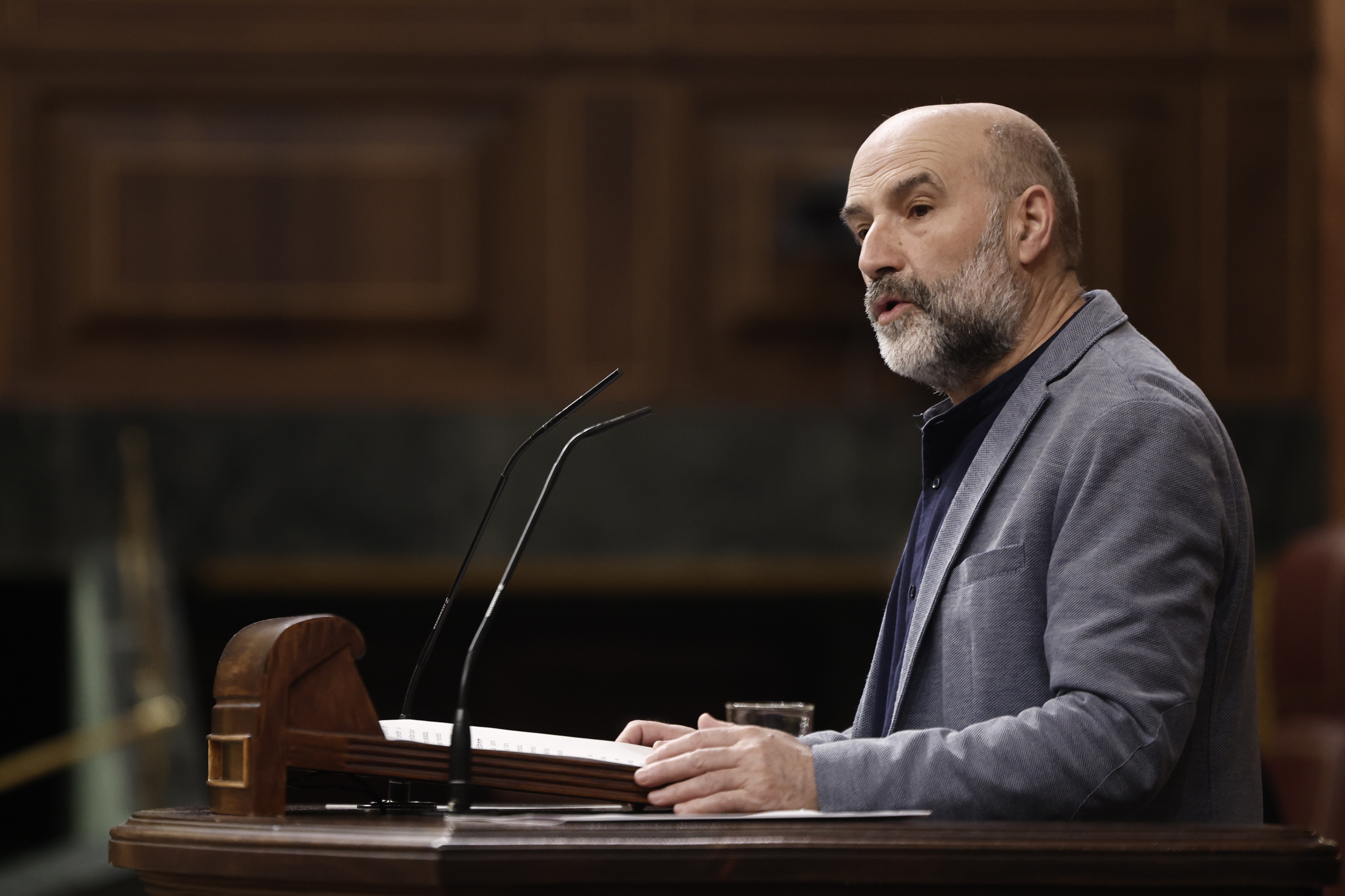 MADRID (ESPAÑA), 25/03/2026.- El portavoz del BNG, Néstor Rego interviene este miércoles durante el pleno del Congreso de los Diputados en Madrid donde el Ejecutivo explica su posición contra la guerra en Irán e informará de las medidas adoptadas para combatir sus efectos en un ambiente político marcado por la convocatoria de elecciones en Andalucía. EFE/ Sergio Pérez
