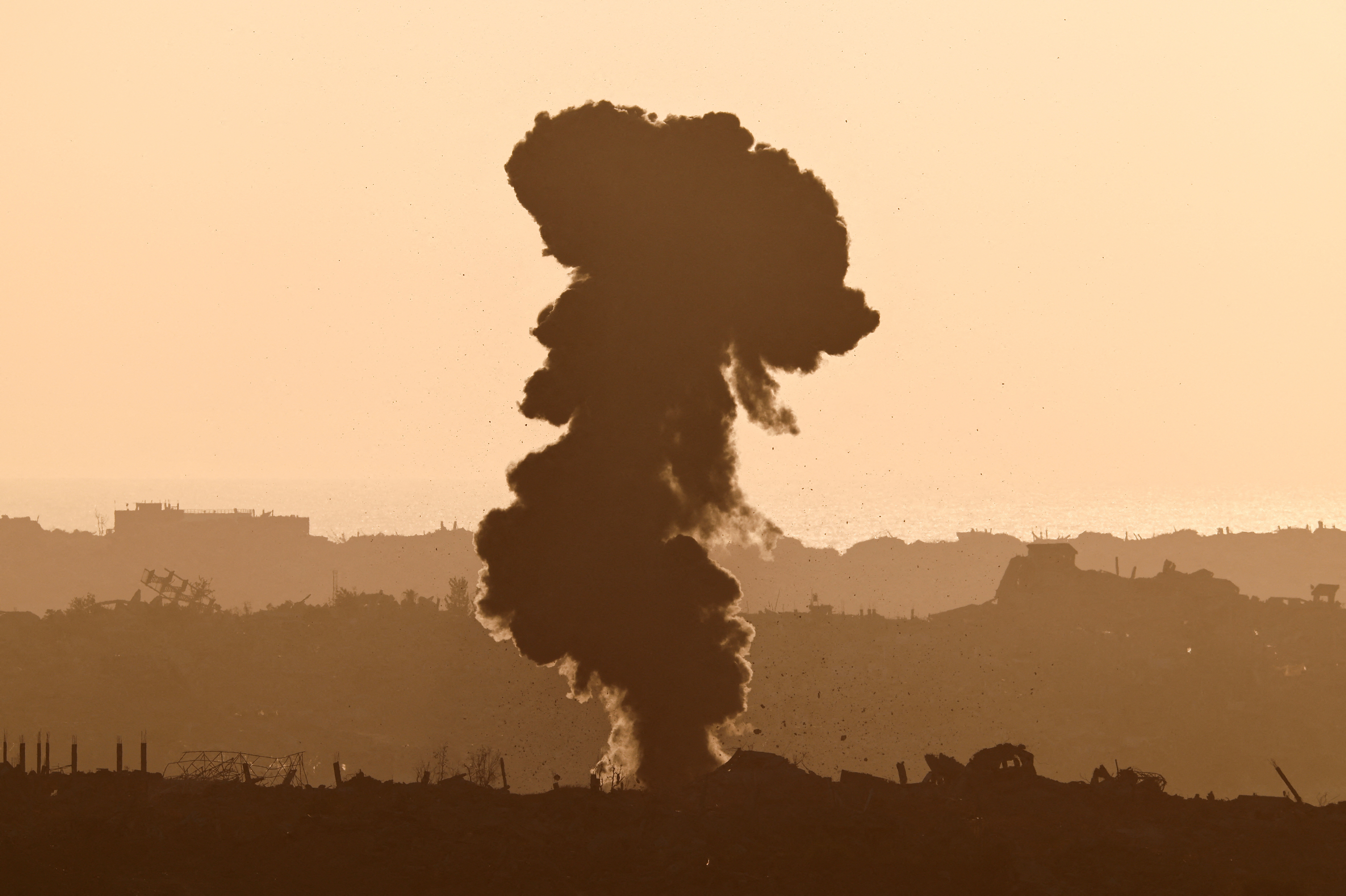 Una columna de humo se levanta en Gaza tras un ataque israelí, vista desde Israel este martes.