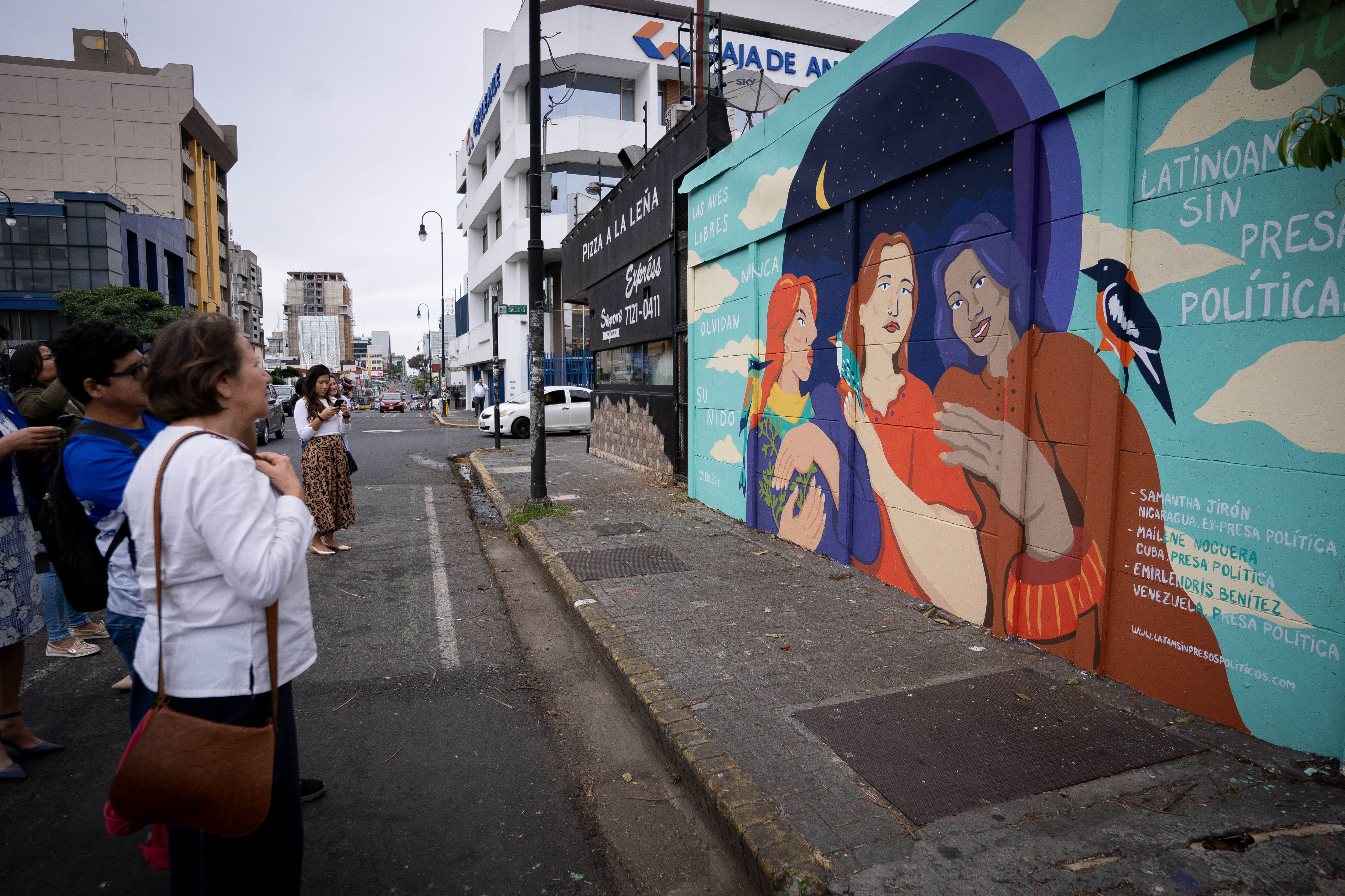 Mural em San José (Costa Rica) para homenagear a história de três presos e ex-prisioneiros políticos: Mailene Noguera (Cuba), Emirlendris Benítez (Venezuela) e Samantha Jirón (Nicarágua). 