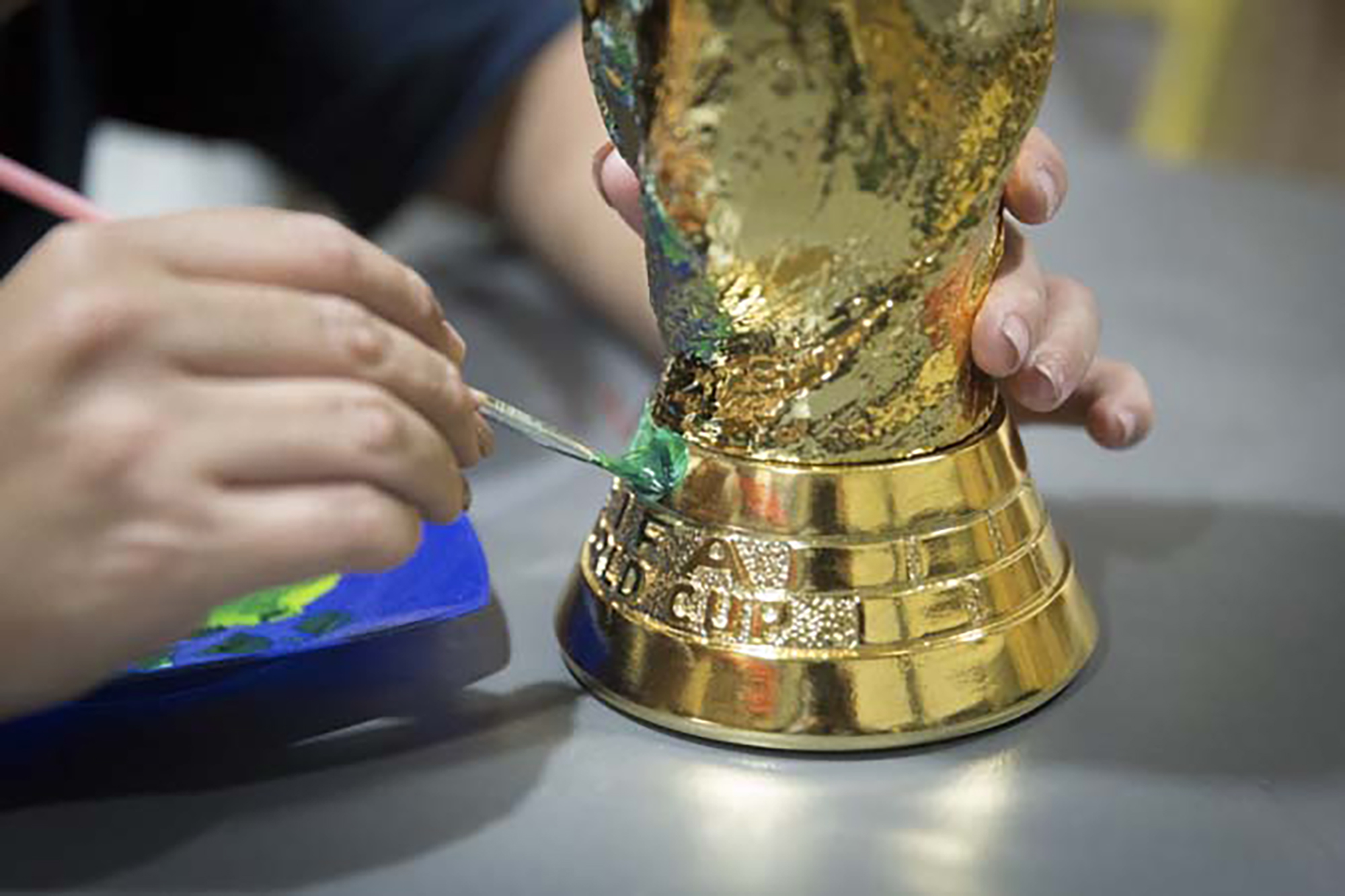 Una réplica original: la copa que unió a Messi con una artesana, EL PAÍS  Semanal