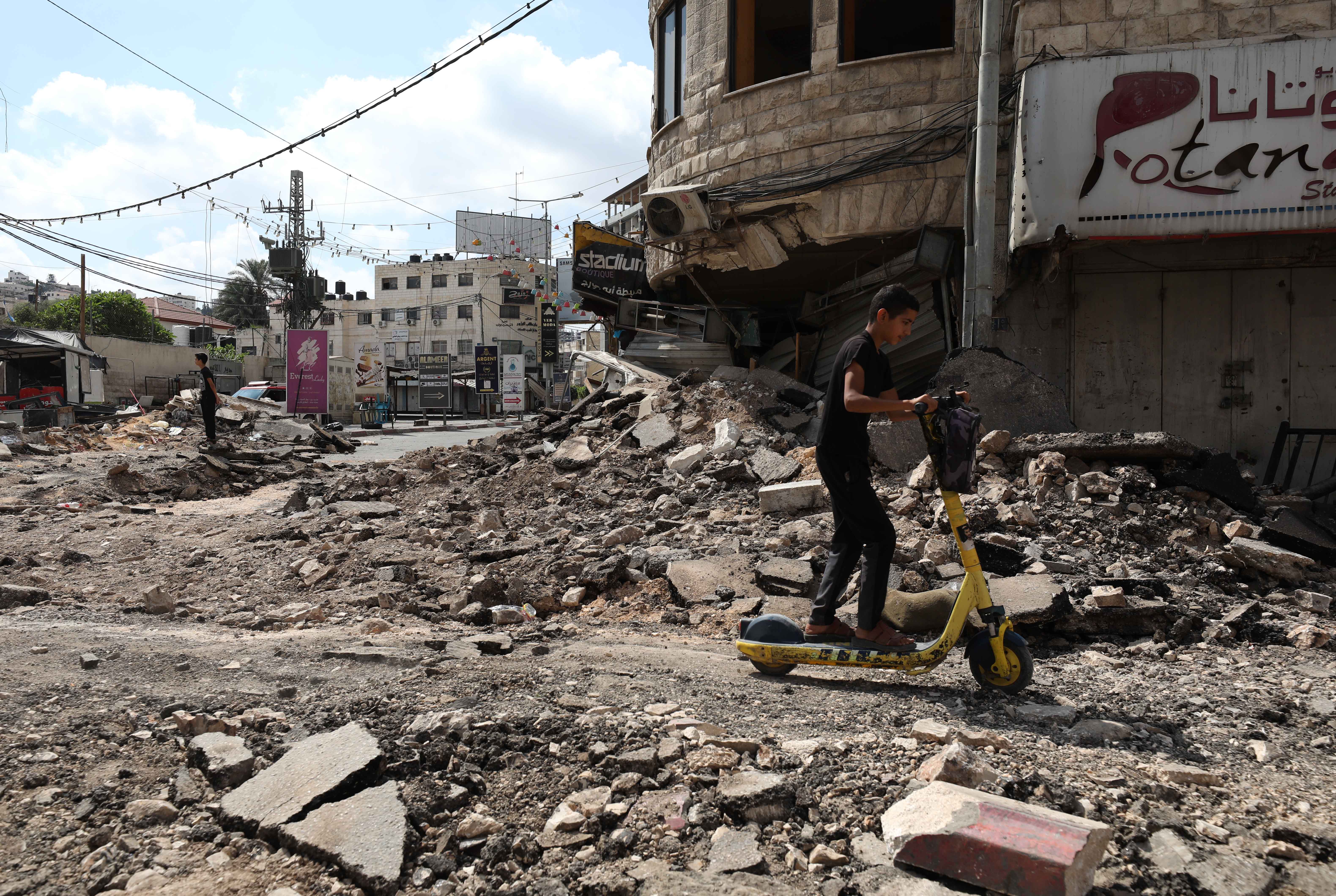 Un palestino frente a edificios y calles dañadas por la operación lanzada por el Ejército de Israel contra la ciudad de Yenín, en Cisjordania (archivo)
03/09/2024