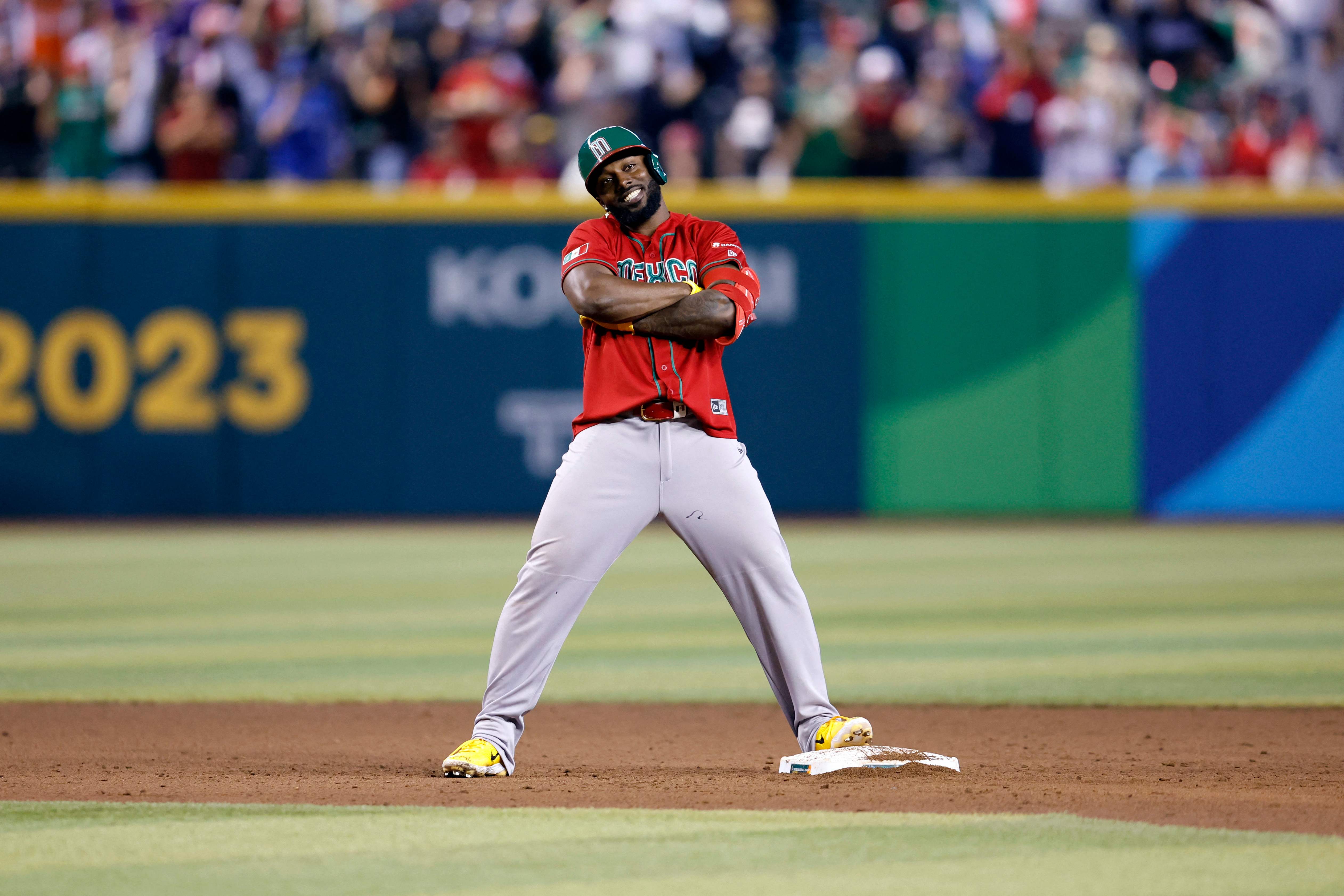 Pelota de béisbol sobre la tierra del campo