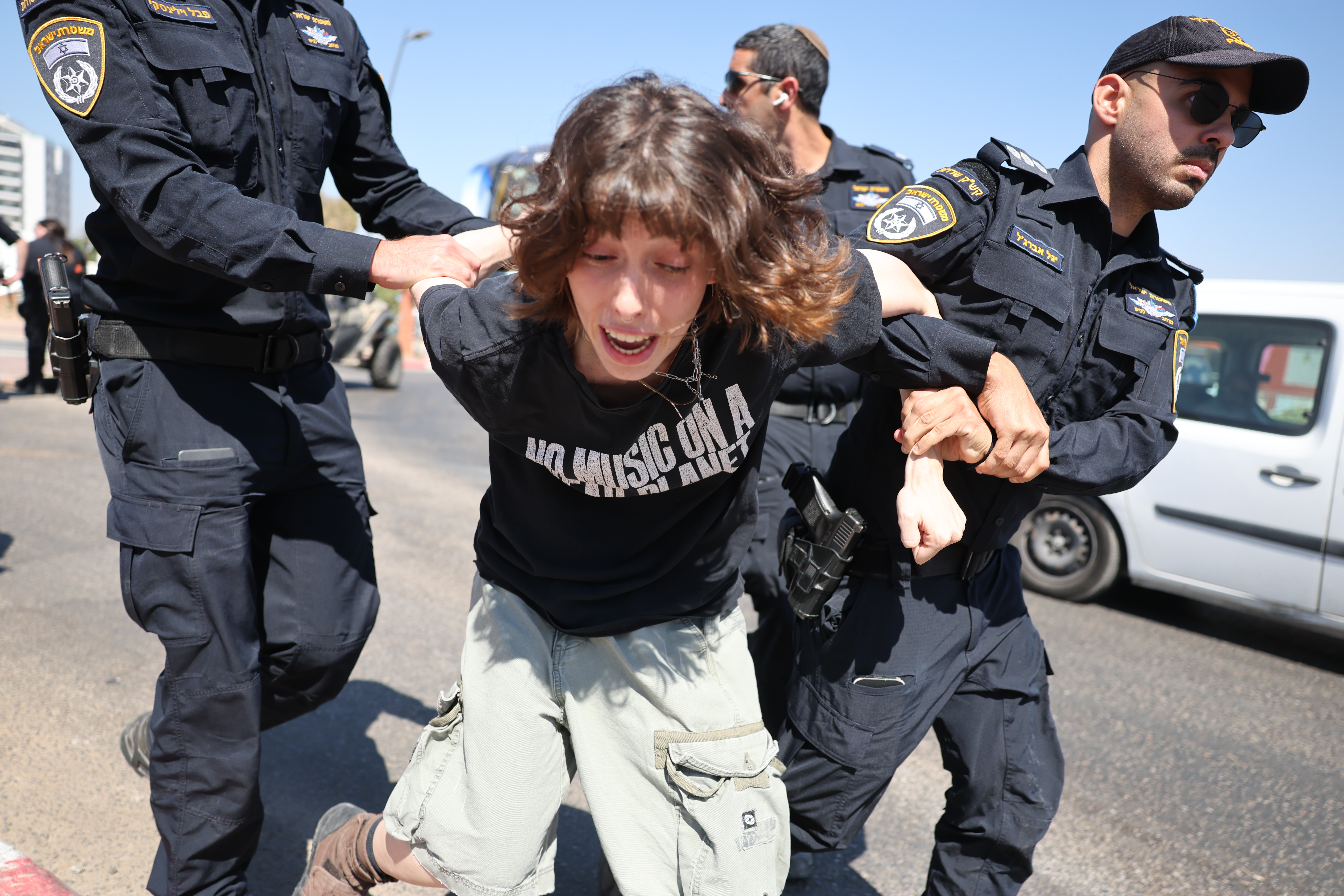 Sderot (Israel), 04/08/2025.- Police arrest Israeli pro-Palestine activists at the town of Sdreot near the border with Gaza Strip, southern Israel, 04 August 2025. Dozens of activists tried to march from Sderot to the Gaza border to protest against the Israeli military operation in Gaza where block by the police. (Protestas) EFE/EPA/ABIR SULTAN