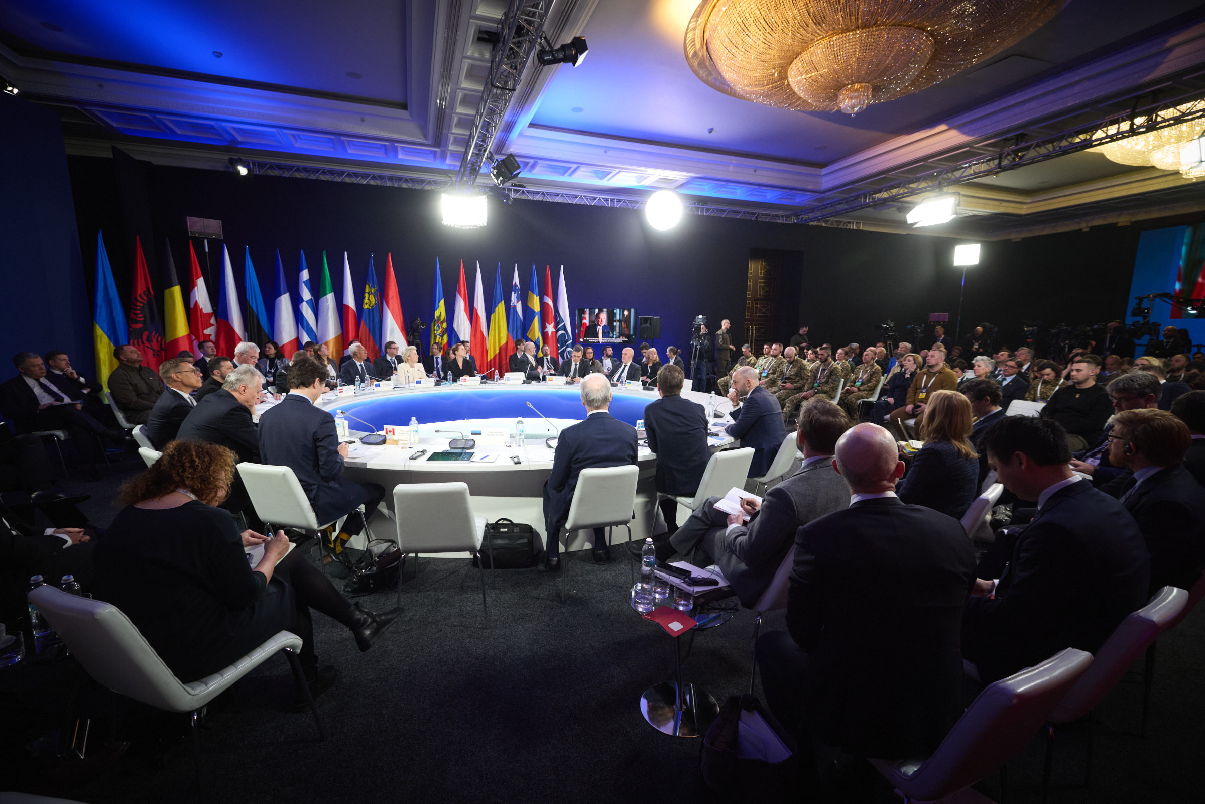 Imagen del plenario donde se ha celebrado la cumbre internacional en Kiev, este lunes, en una imagen cedida por la oficina presidencial de Ucrania. 