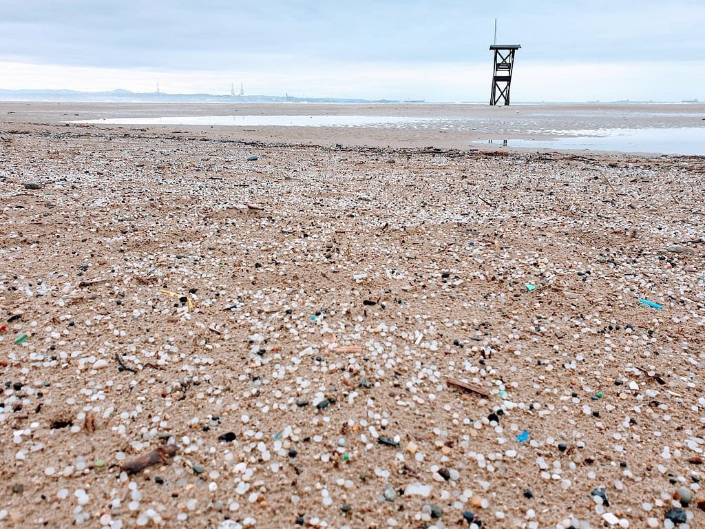 Plastic pollution on a beach in Tarragona. 