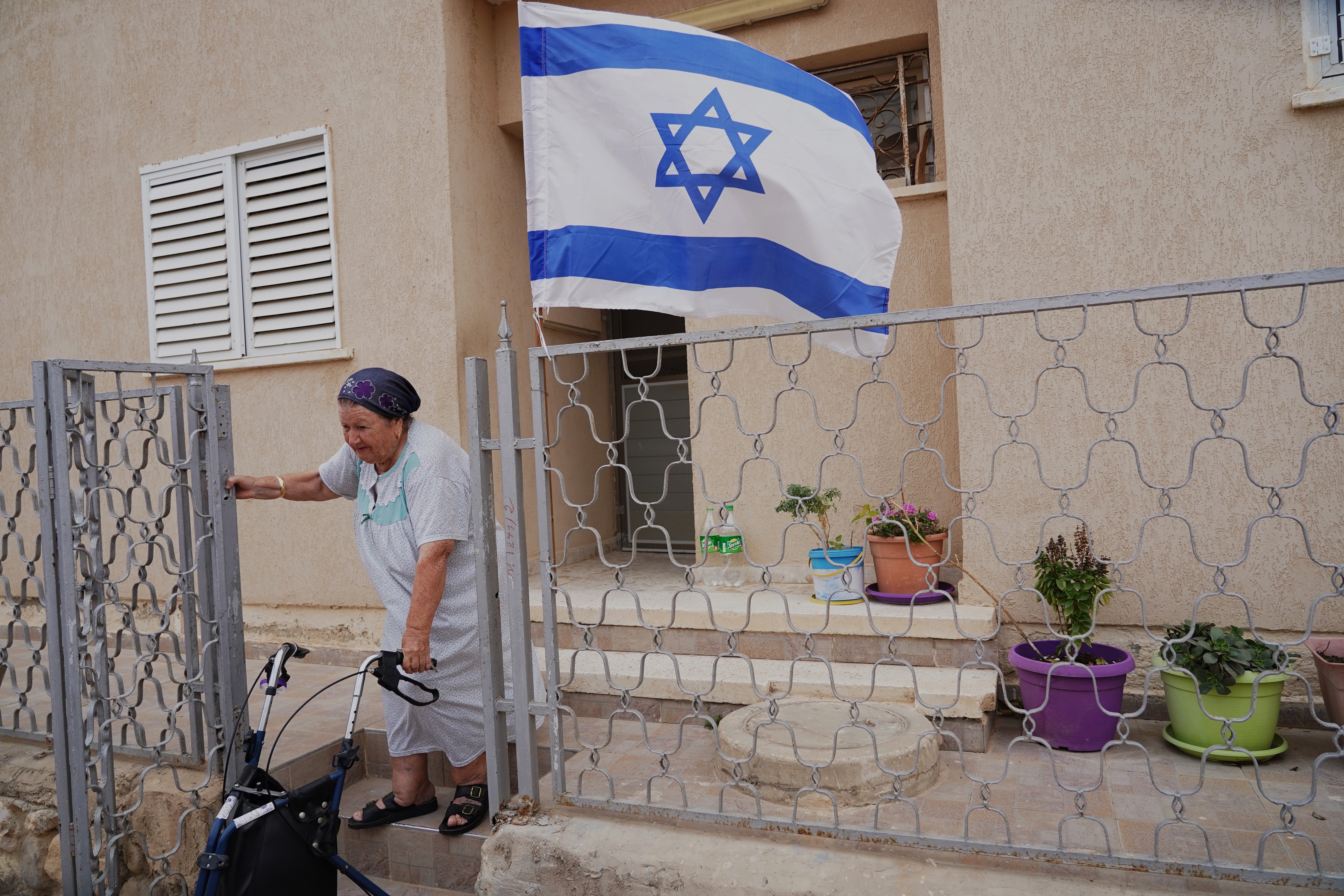 Rachel Marciano, 85 anos e que chegou a Israel em 1963 vinda de Tetouan (Marrocos), domingo na entrada de sua casa em Ofakim.