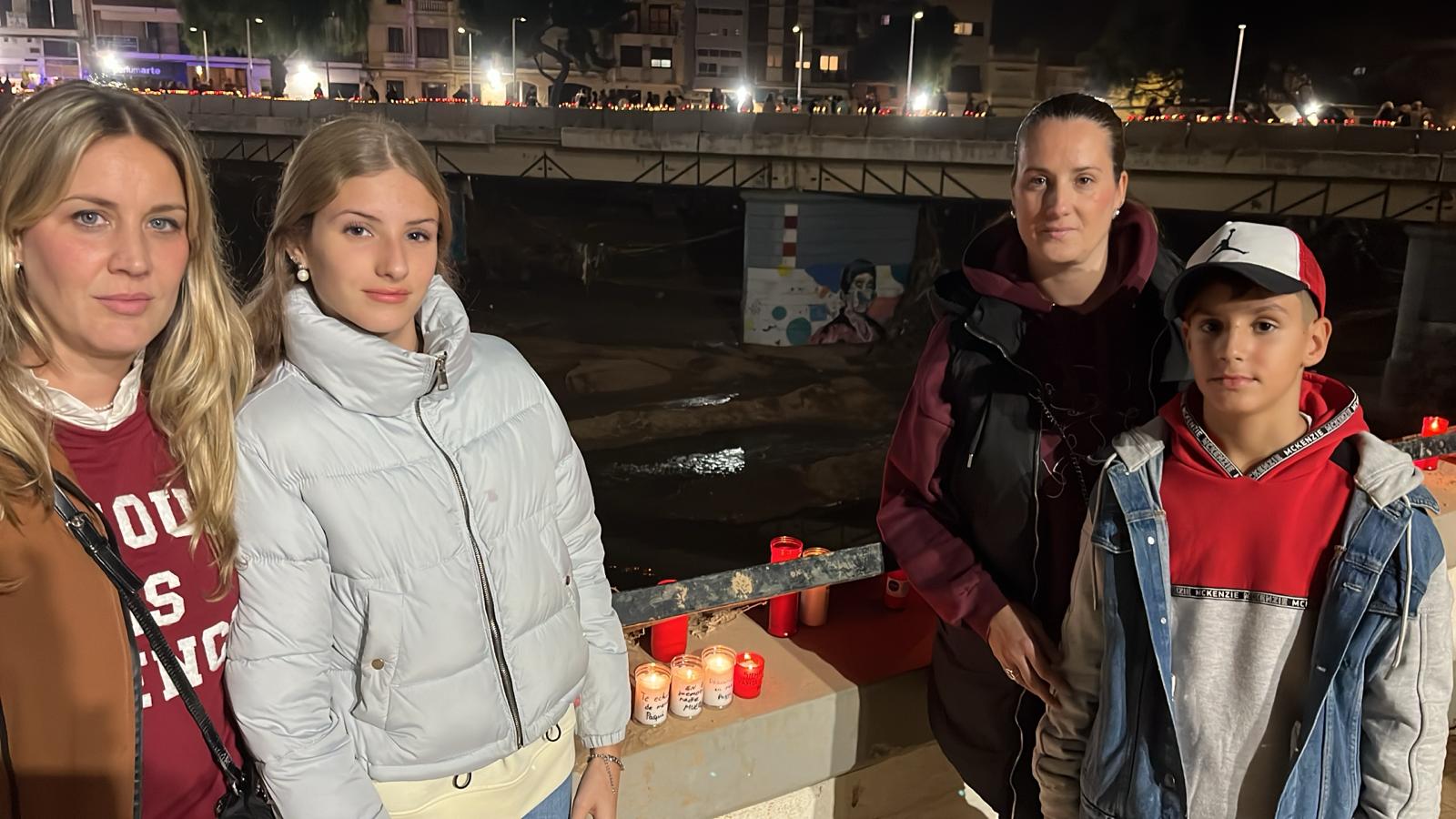 La familia Paqui, una mujer de 70 a?os que muri en Paiporta, dejan velas en el barranco del Poyo.