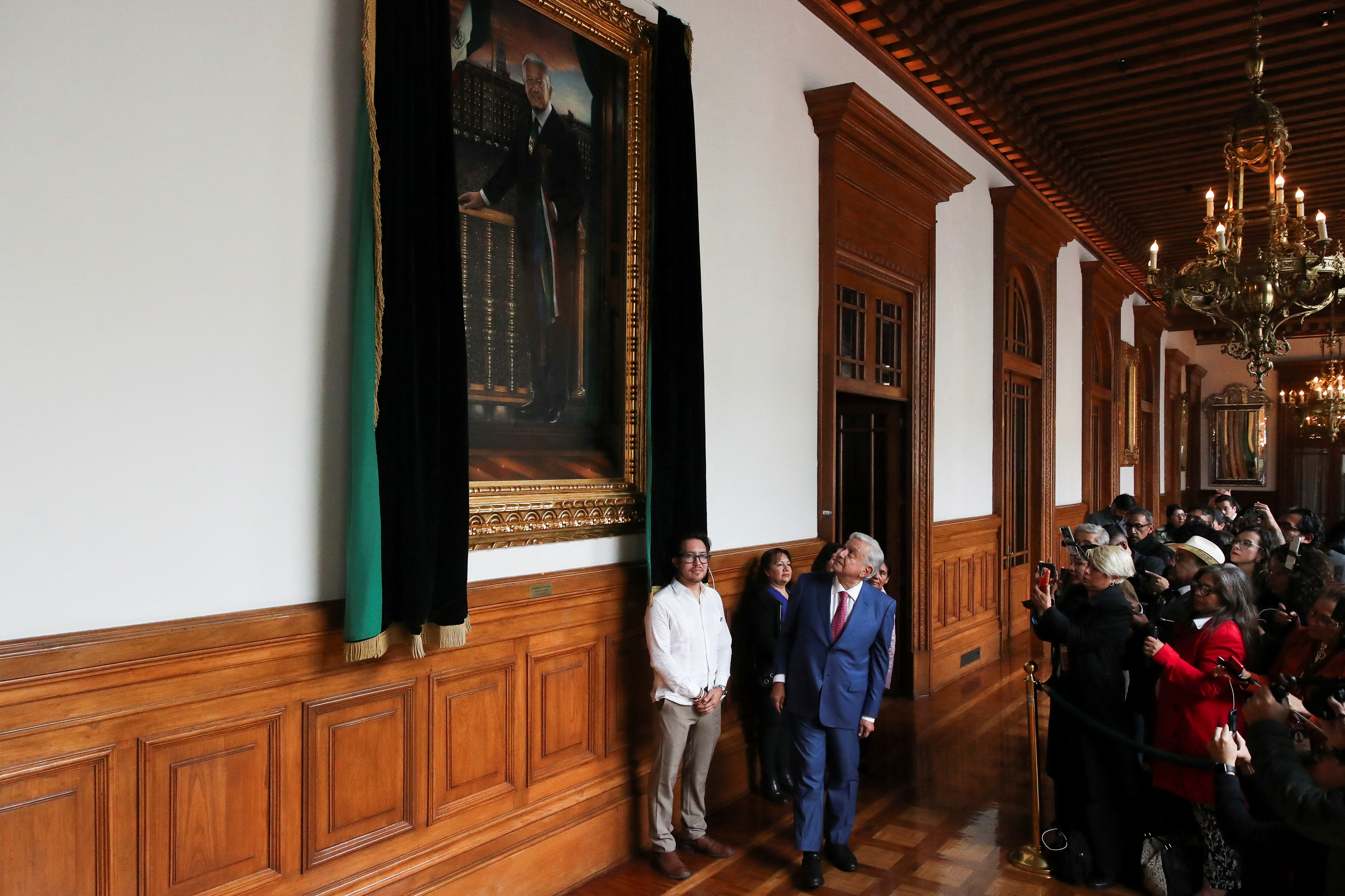 Andrés Manuel López Obrador revela su retrato en Palacio Nacional, este 30 de septiembre.