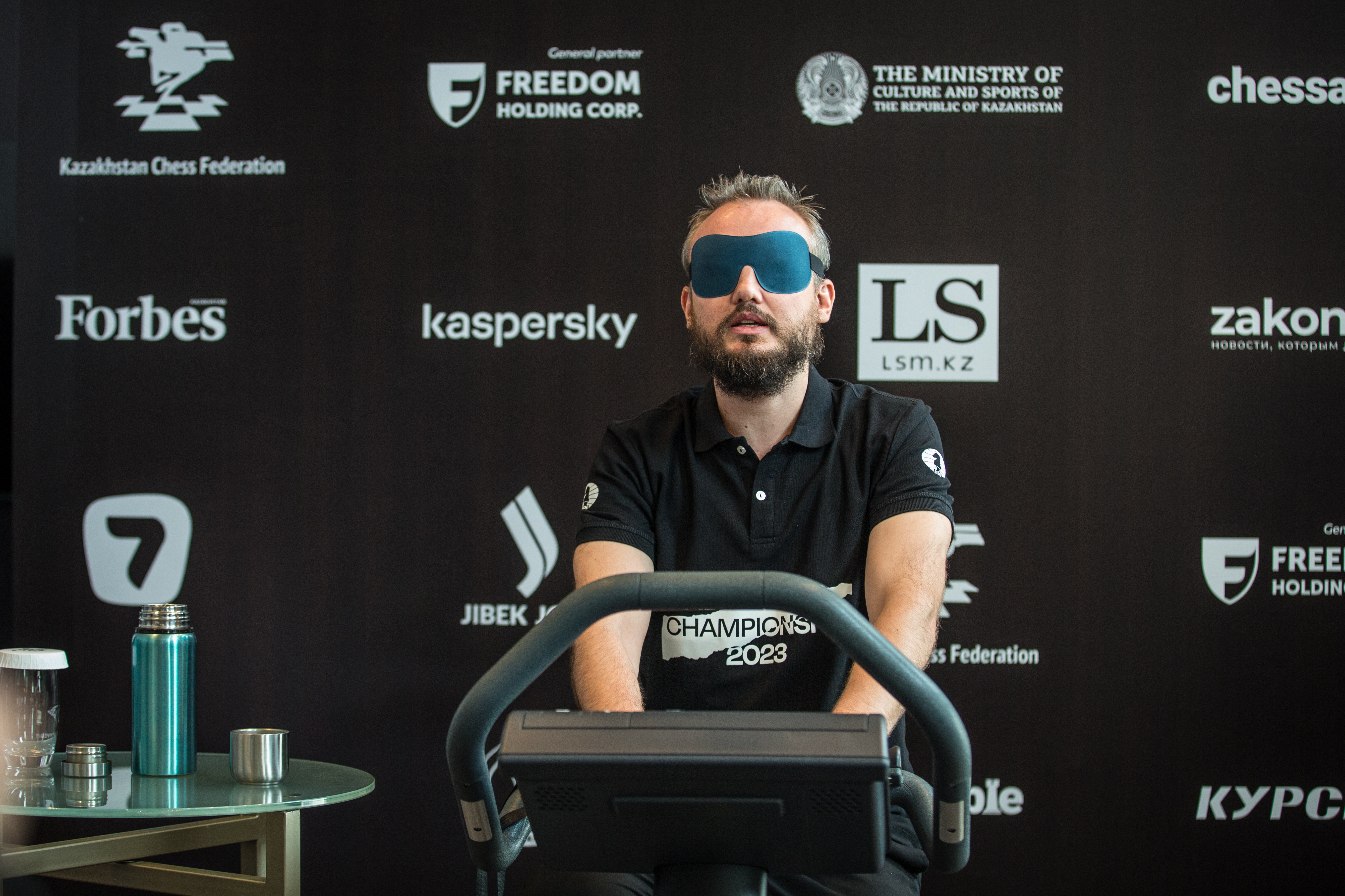 Grandmaster plays 48 games at once, blindfolded while riding exercise bike, Chess