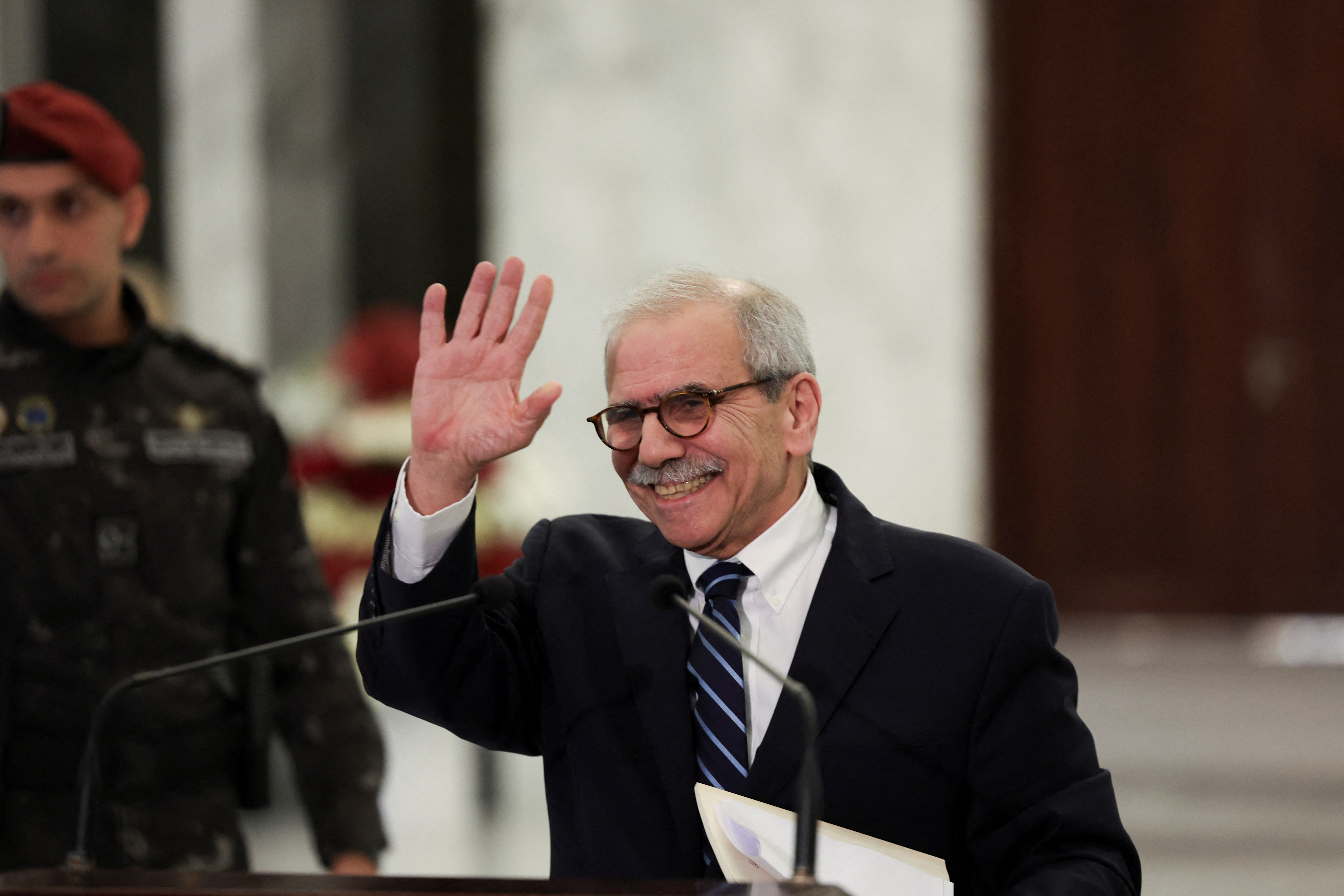 El primer ministro libanés, Nawaf Salam, saluda en el palacio presidencial tras su encuentro con el presidente del país, Jospeh Aoun, este martes 14 de enero de 2015