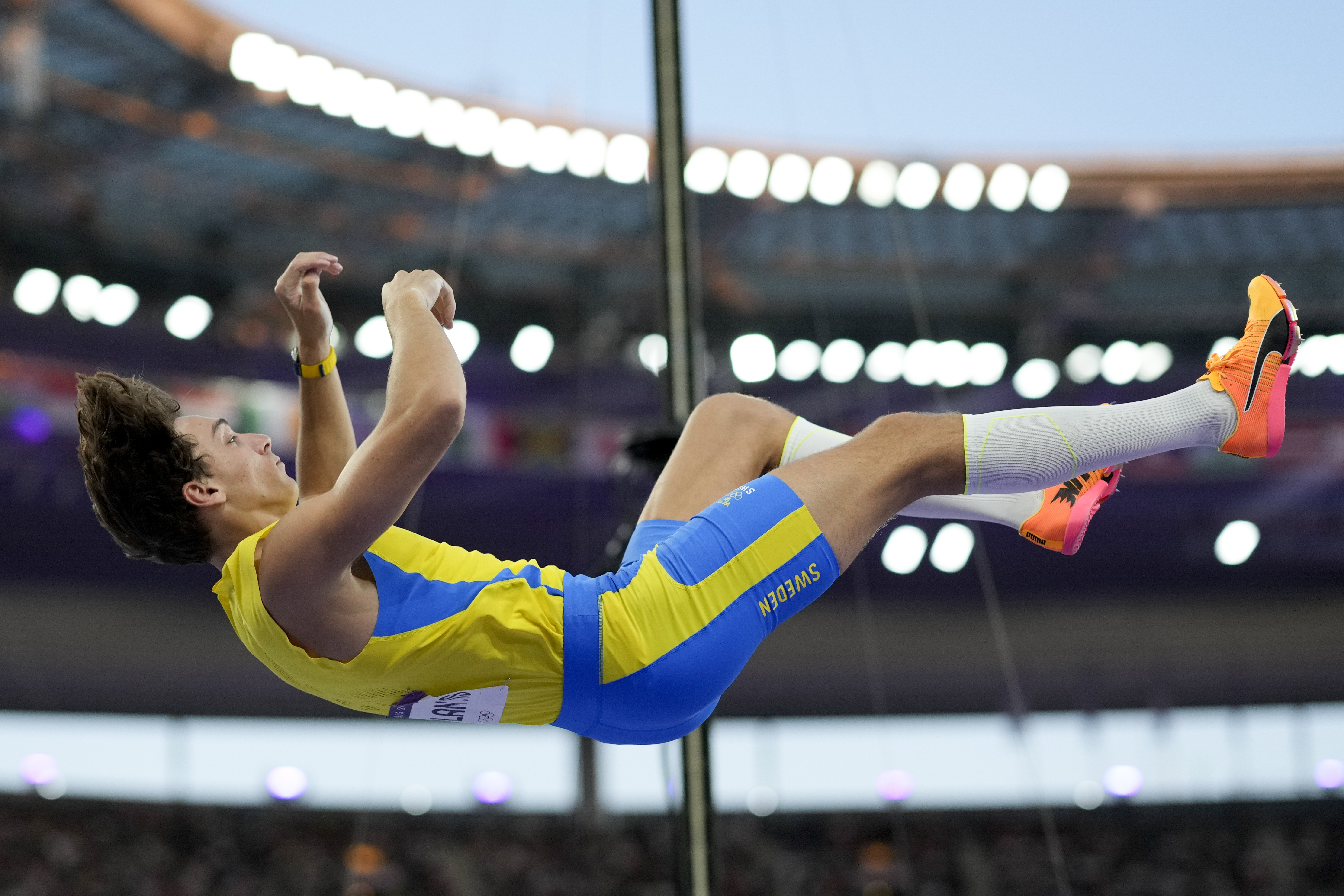 Armand Duplantis, of Sweden, competes during the men's pole vault final at the 2024 Summer Olympics, Monday, Aug. 5, 2024, in Saint-Denis, France. (AP Photo/Bernat Armangue)