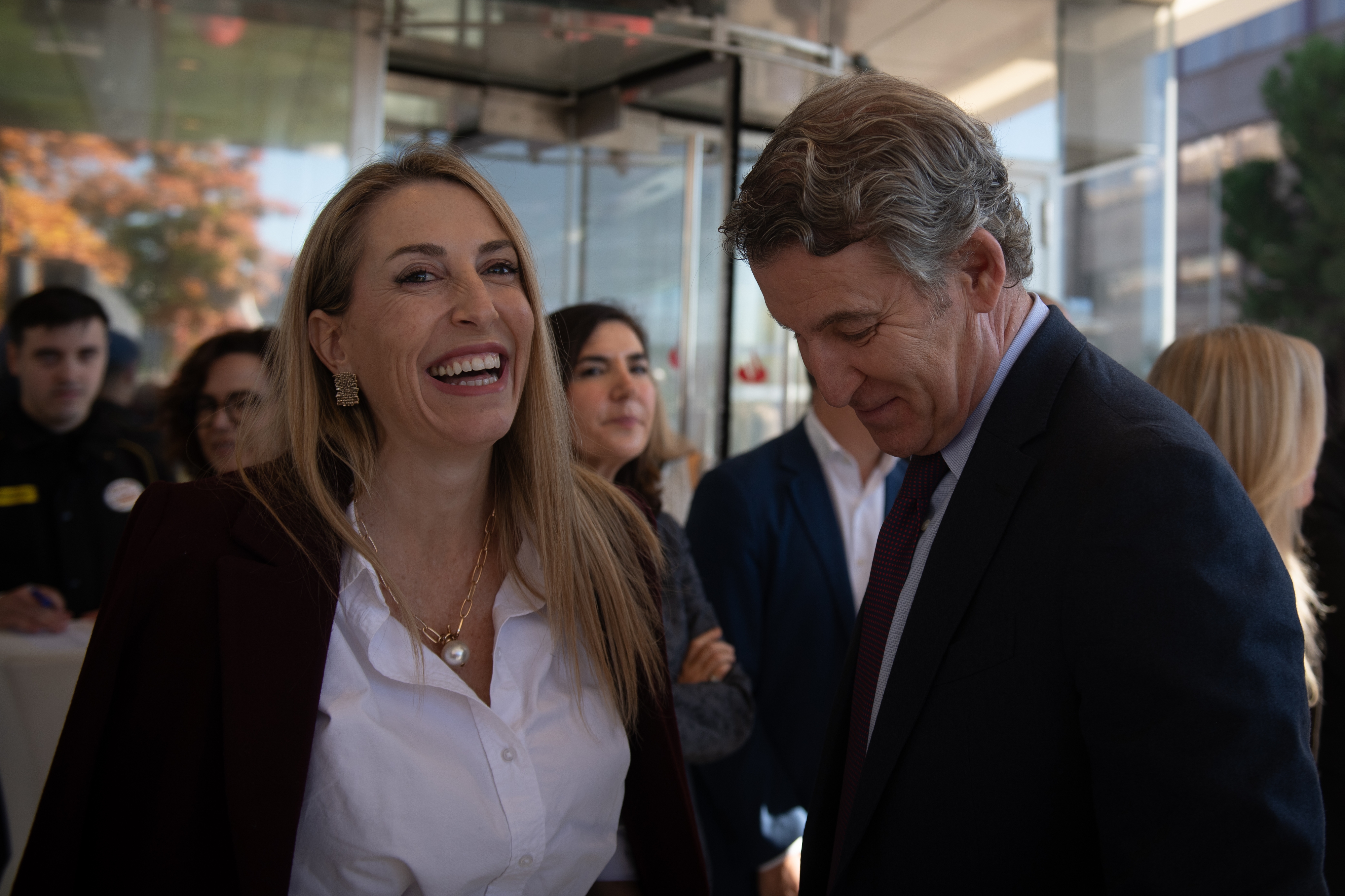La presidenta de la Junta de Extremadura, María Guardiola, y el presidente del PP, Alberto Núñez Feijóo, durante la gala de los XXIV Premios Autónomo del Año, en el Auditorio Santander, a 27 de octubre de 2025, en Madrid (España). La Federación Nacional de Asociaciones de Trabajadores Autónomos (ATA) ha entregado sus premios Autónomo del Año, que se celebran de manera anual desde hace 24 años. Estos galardones se entregan como reconocimiento a las mejores iniciativas, acciones y la labor de personas o instituciones que más se han distinguido en favor de los autónomos y emprendedores.
27 OCTUBRE 2025
Fernando Sánchez / Europa Press
27/10/2025