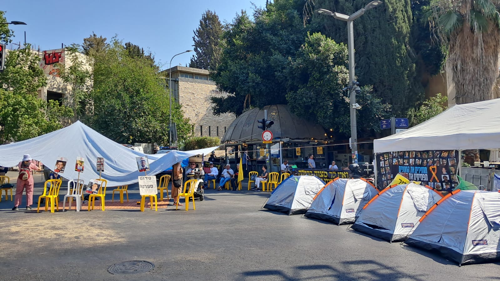 Grupos de activistas montan pancartas y tiendas de campaña cerca de la residencia de Benjamin Netanyahu en Jerusalén.