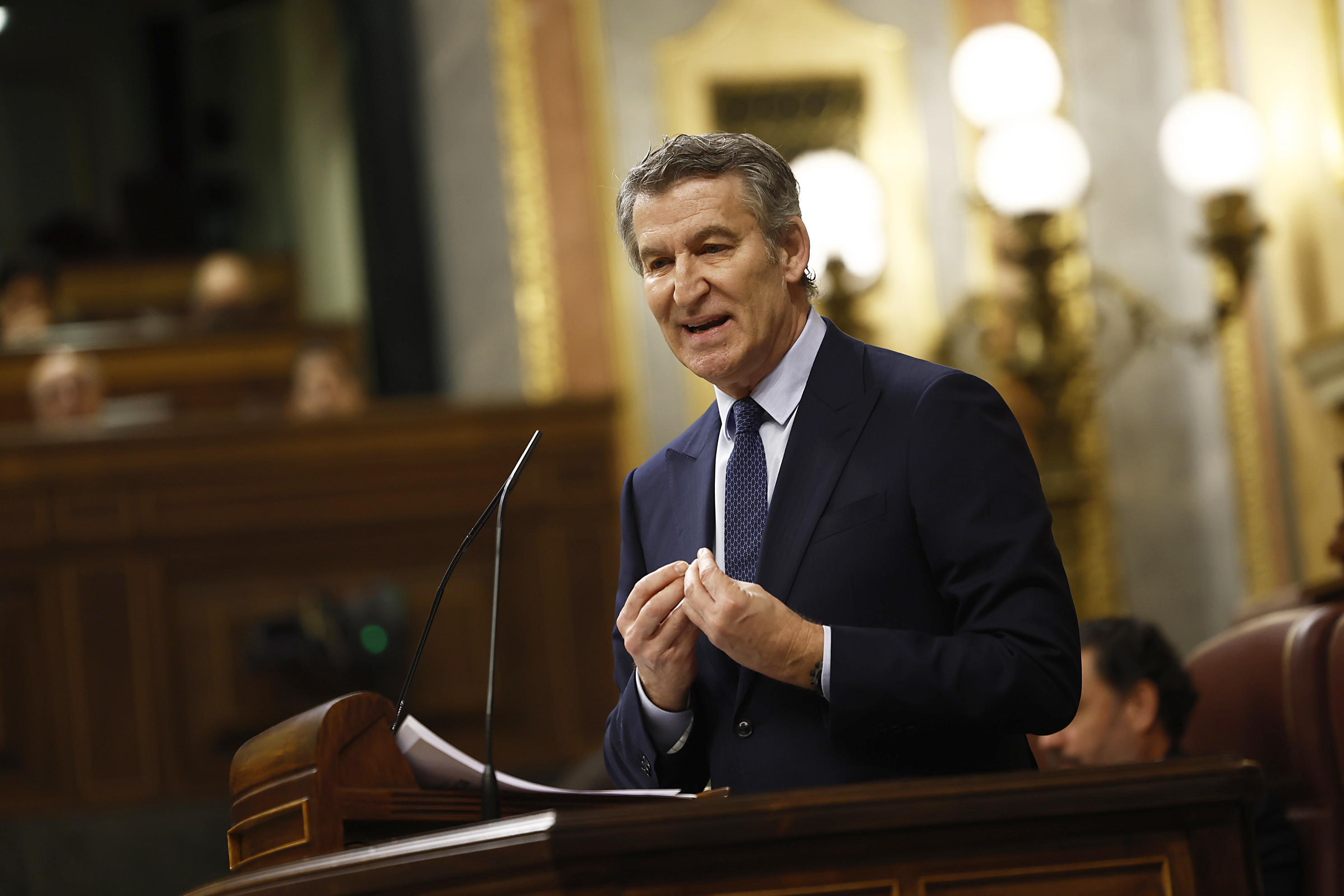 Dvd 1305 (11-02-26). Pedro Sánchez comparece en el Congreso para informar sobre la crisis ferroviaria. En la imagen, el líder del PP, Alberto Núñez Feijóo. 
