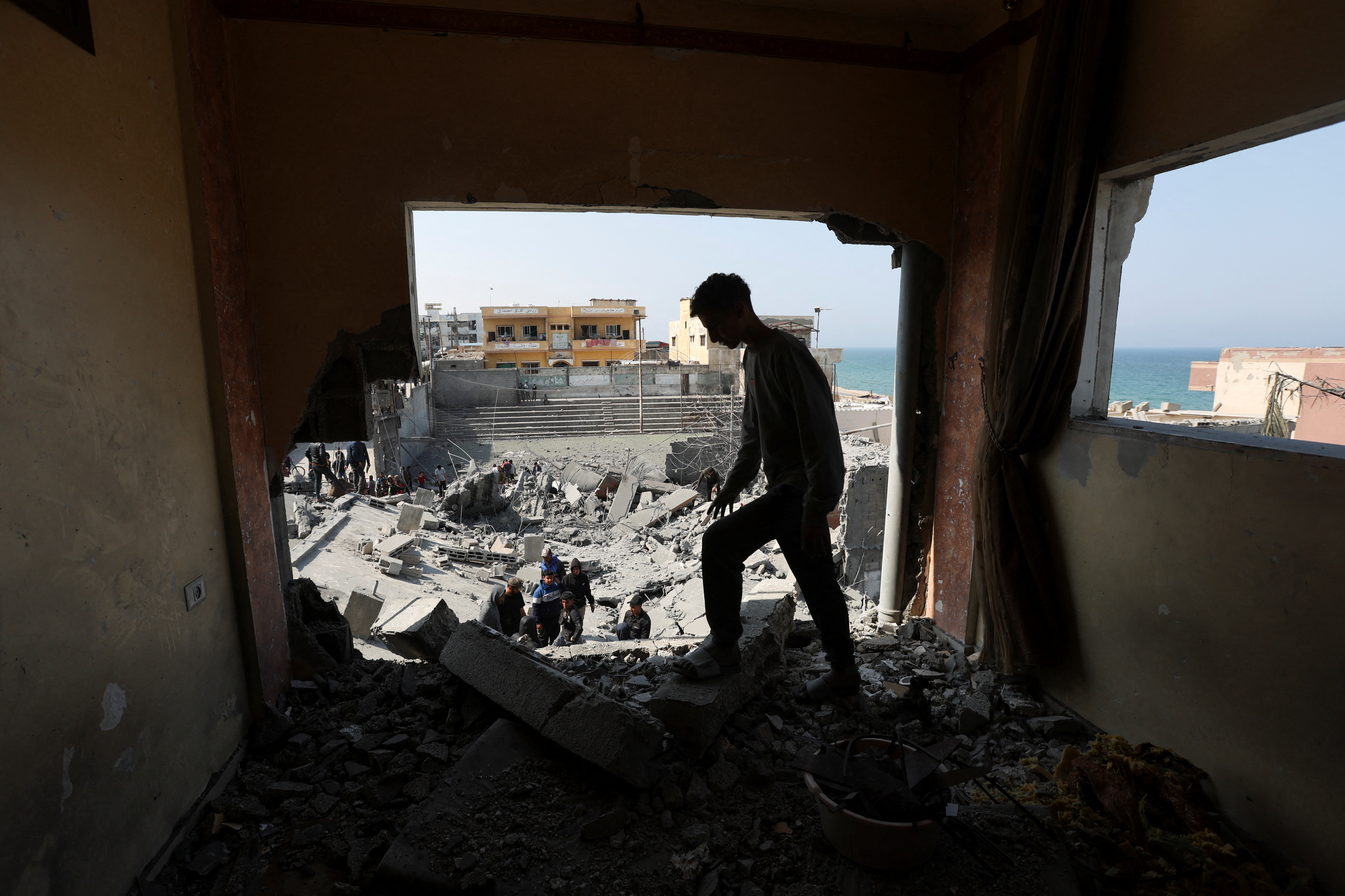 Un hombre inspecciona el interior de un edificio afectado por un ataque israelí, este martes 18 de marzo de 2025