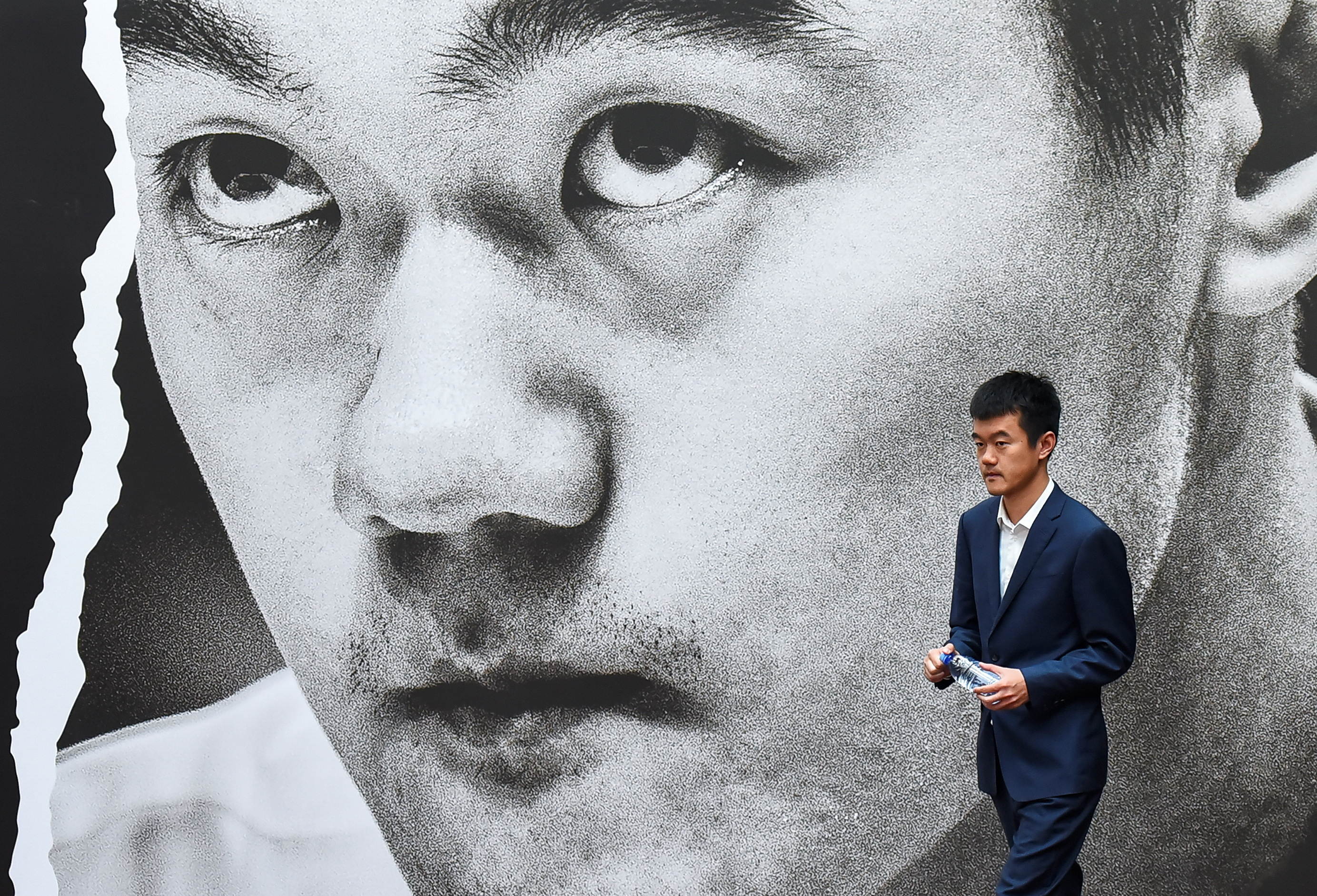 El campeón chino Liren Ding sale al escenario en el que se disputa el Mundial de ajedrez.