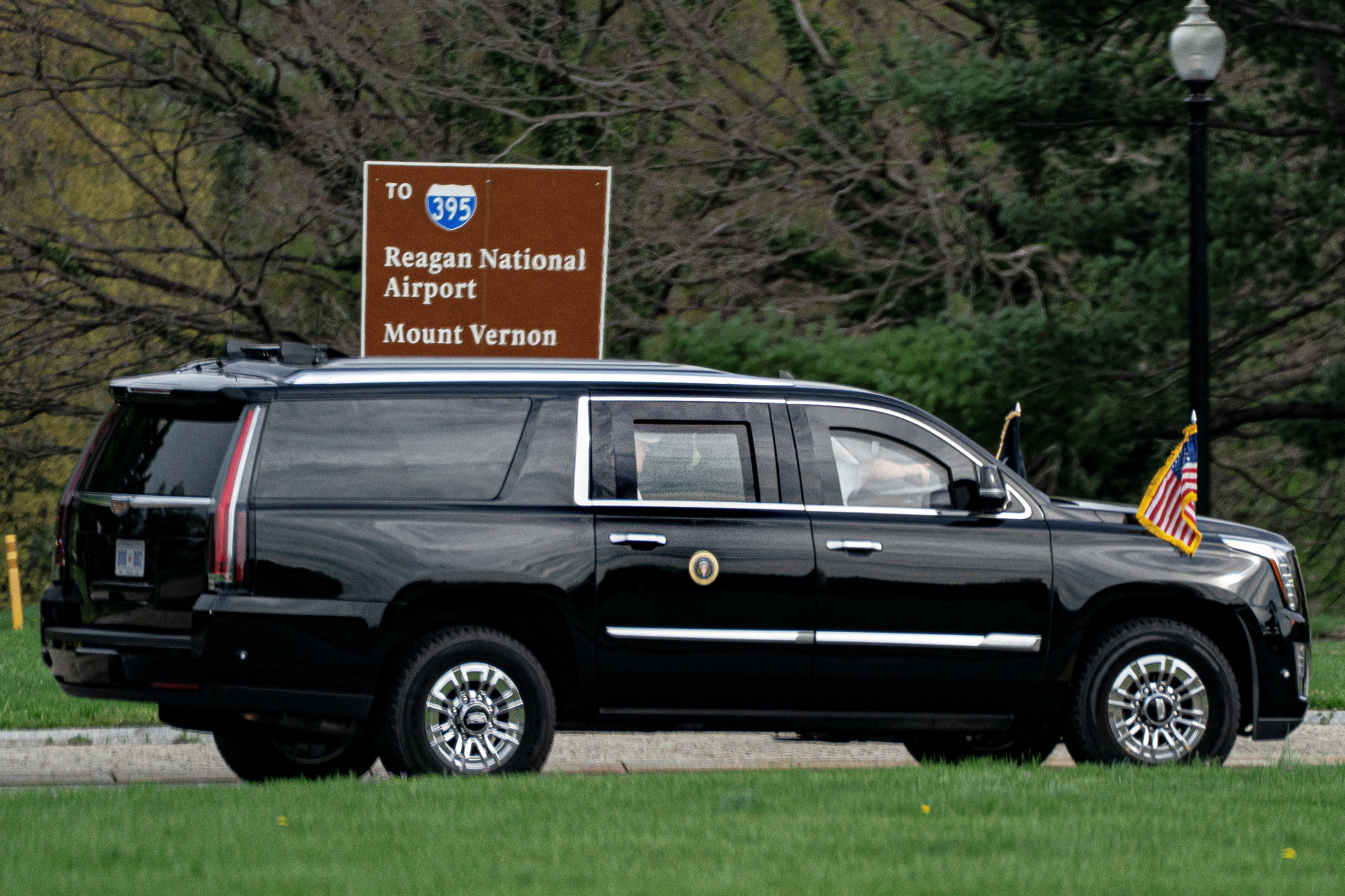 Trump viaja en la parte trasera de un vehículo oficial este domingo en Washington.