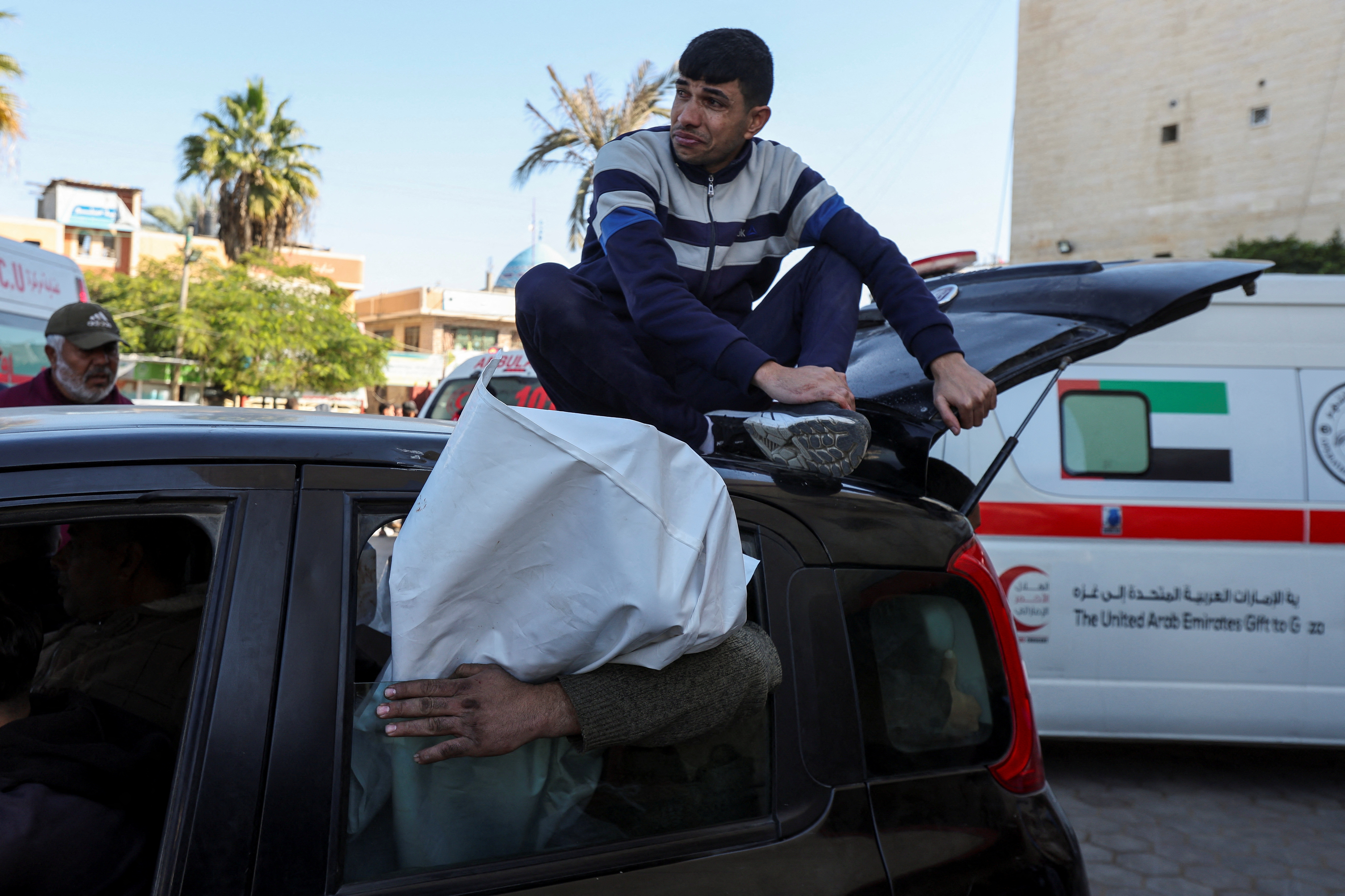 Un hombre llora sentado sobre un coche que transporta el cuerpo de un fallecido por ataques israelíes en Deir al-Balah, en el centro de Gaza, este miércoles 4 de noviembre de 2024