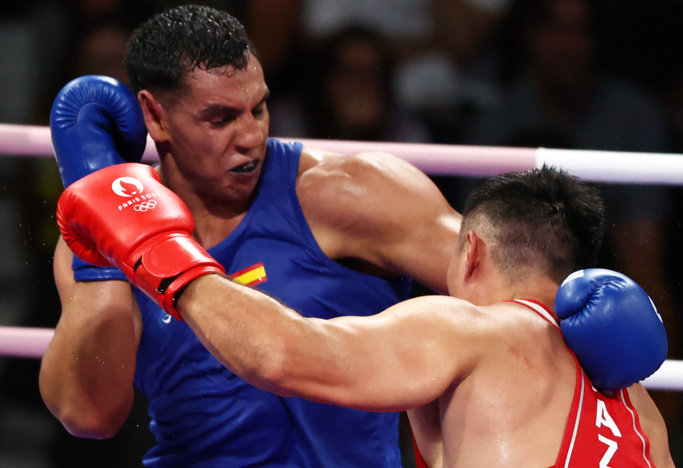 Villepinte (France), 29/07/2024.- Kamshybek Kunkabayev of Kazakhstan (red) and Ayoub Ghadfa Drissi El Aissaoui of Spain (blue) fight in their Men's 92kg round of 16 bout of the Boxing competitions in the Paris 2024 Olympic Games, at the North Paris Arena in Villepinte, France, 29 July 2024. (Francia, Kazajstán, España) EFE/EPA/DIVYAKANT SOLANKI
