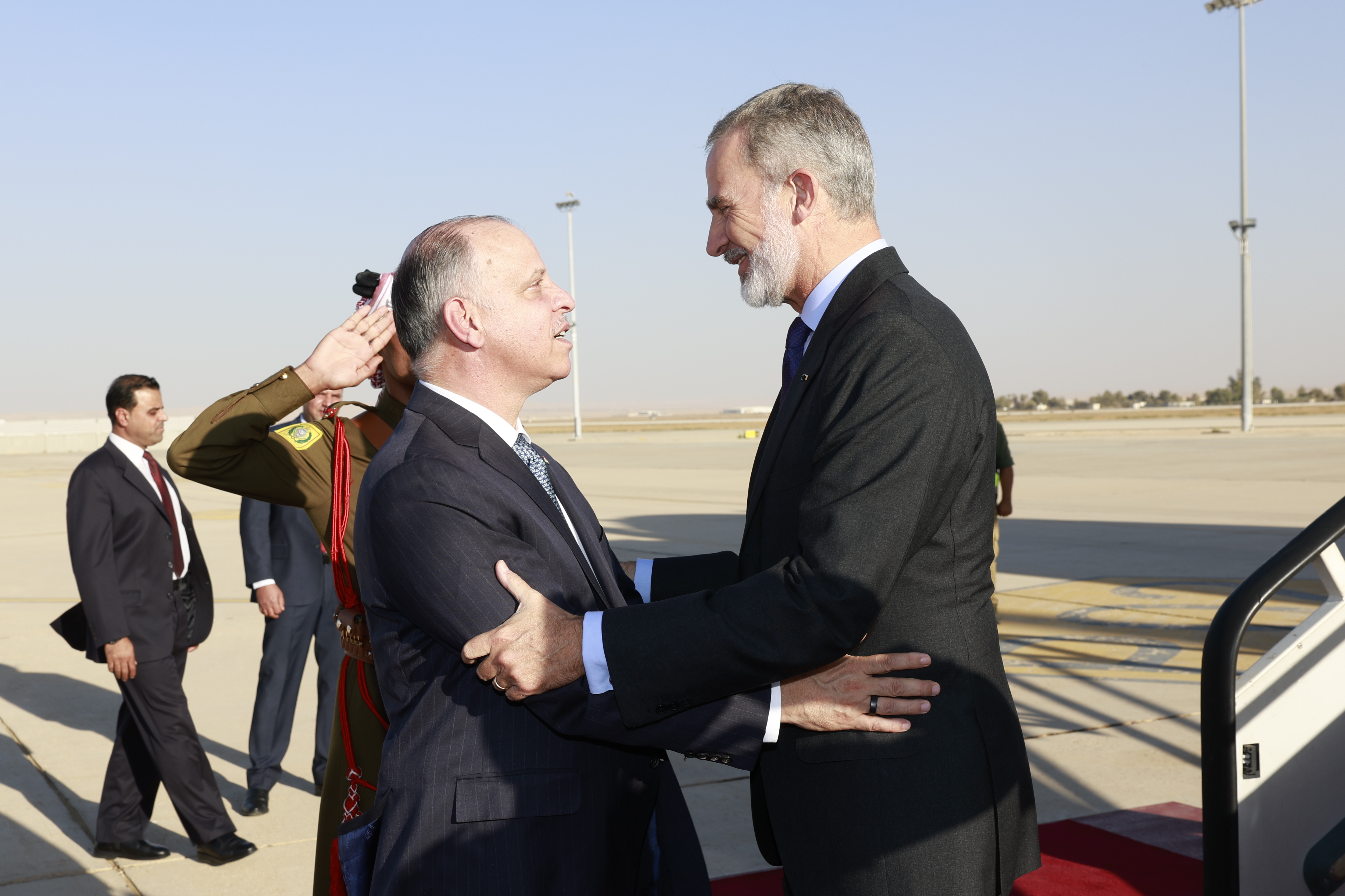 El Rey Felipe VI (d) es recibido por el Príncipe Faisal bin Al Hussein (i), a su llegada al aeropuerto de Amán, a 5 de octubre de 2024, en Jordania. Ha sido recibido por diferentes autoridades del país para, posteriormente, ofrecer una recepción a la colectividad española en Jordania. Mañana, 6 de octubre, visitará en Baqaa, el campo de refugiados de la Agencia de Naciones Unidas para la población refugiada de Palestina en Oriente Próximo (UNRWA) y tendrá lugar la bienvenida oficial en el Palacio de Al Hussainiya.
05 OCTUBRE 2024;VIAJE OFICIAL;VIAJE OFICIAL;JORDANIA;UNRWA;
Casa de S.M. el Rey
05/10/2024