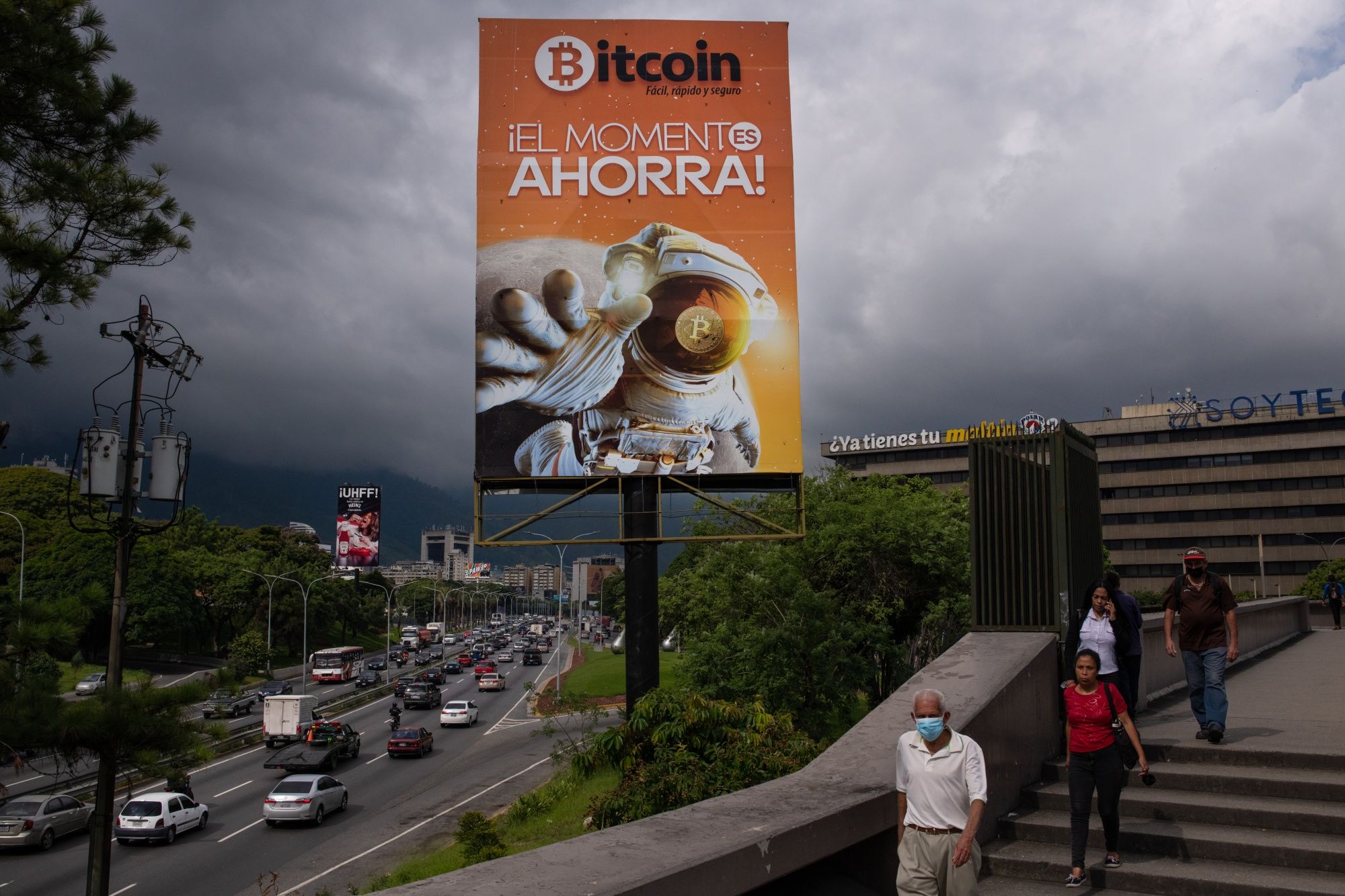 Venezuela le corta la electricidad a las granjas de bitcoin en medio de  constantes apagones | EL PAÍS América