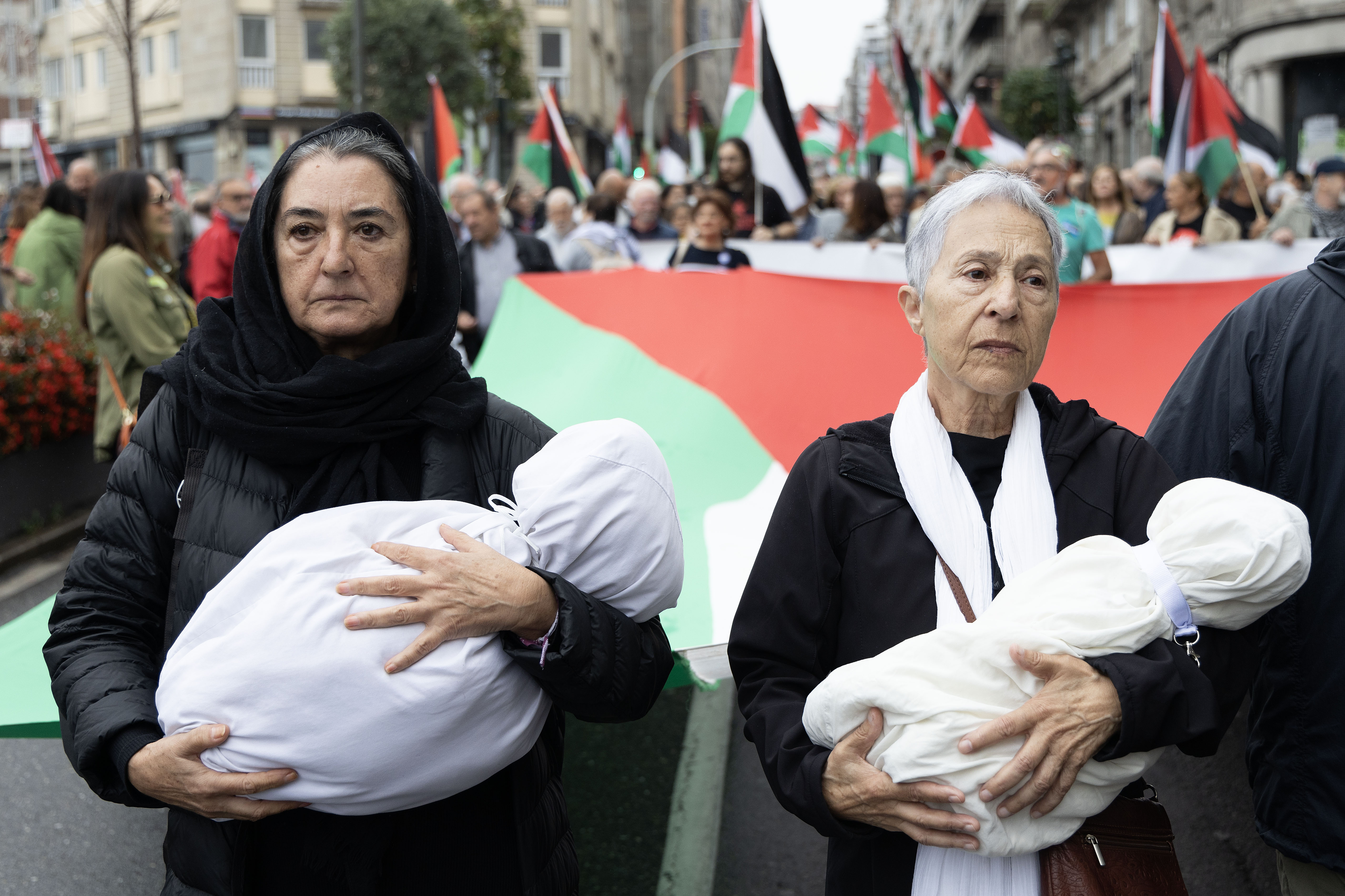 Dos mujeres, en la manifestación de Vigo en favor de Palestina. 
