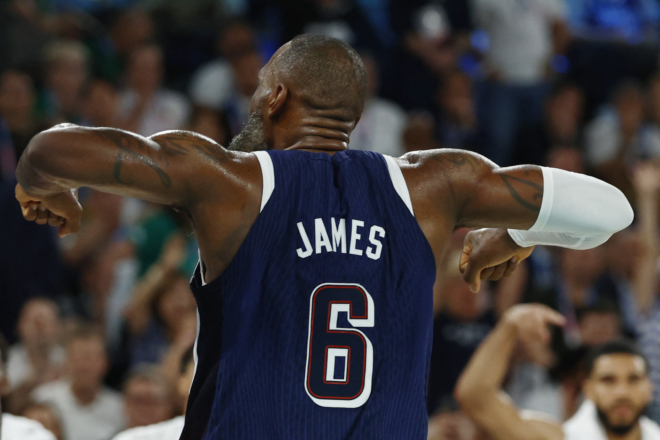 LeBron James celebra una canasta durante la final.