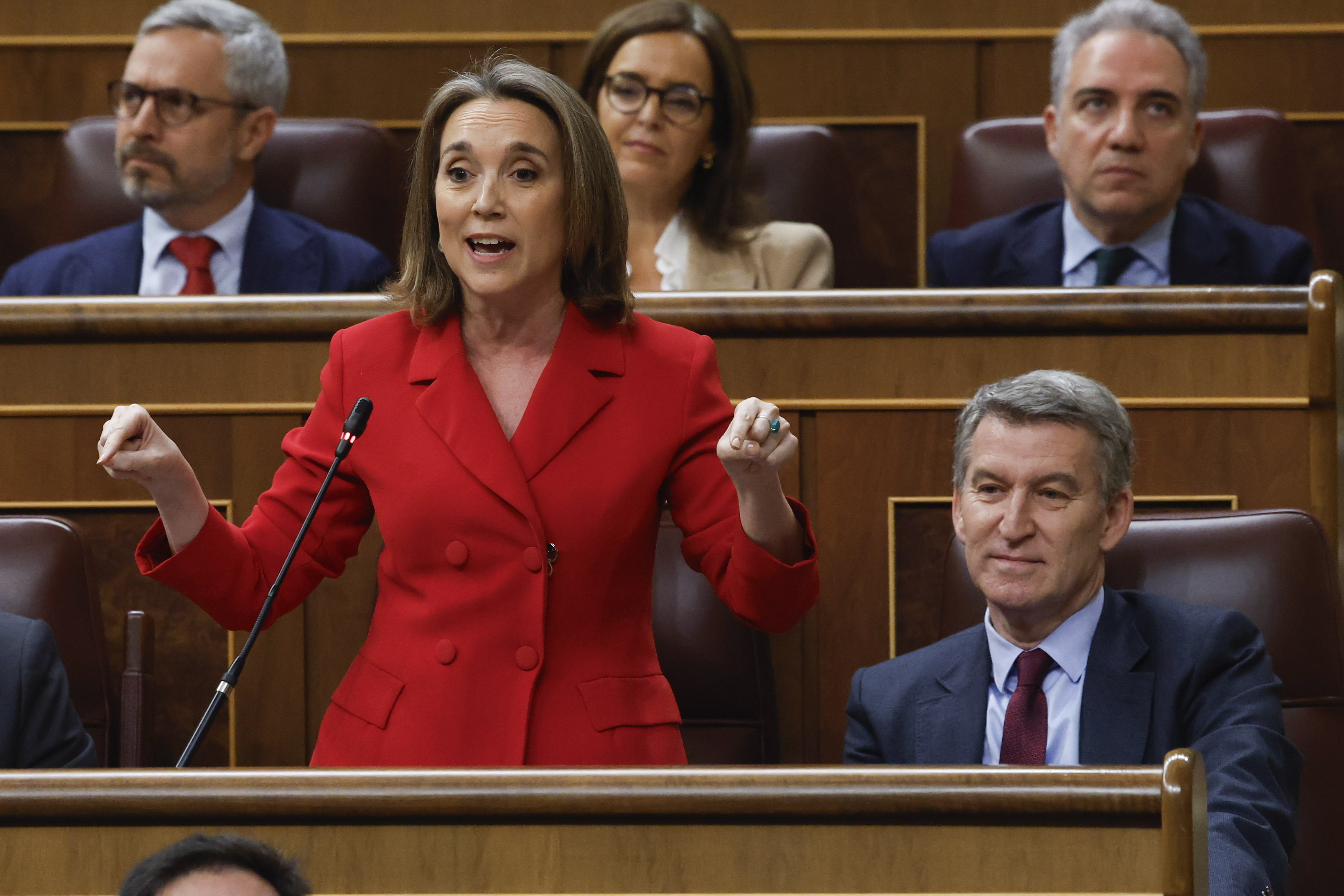 Cuca Gamarra junto a Alberto Núñez Feijóo, hoy en el Congreso.