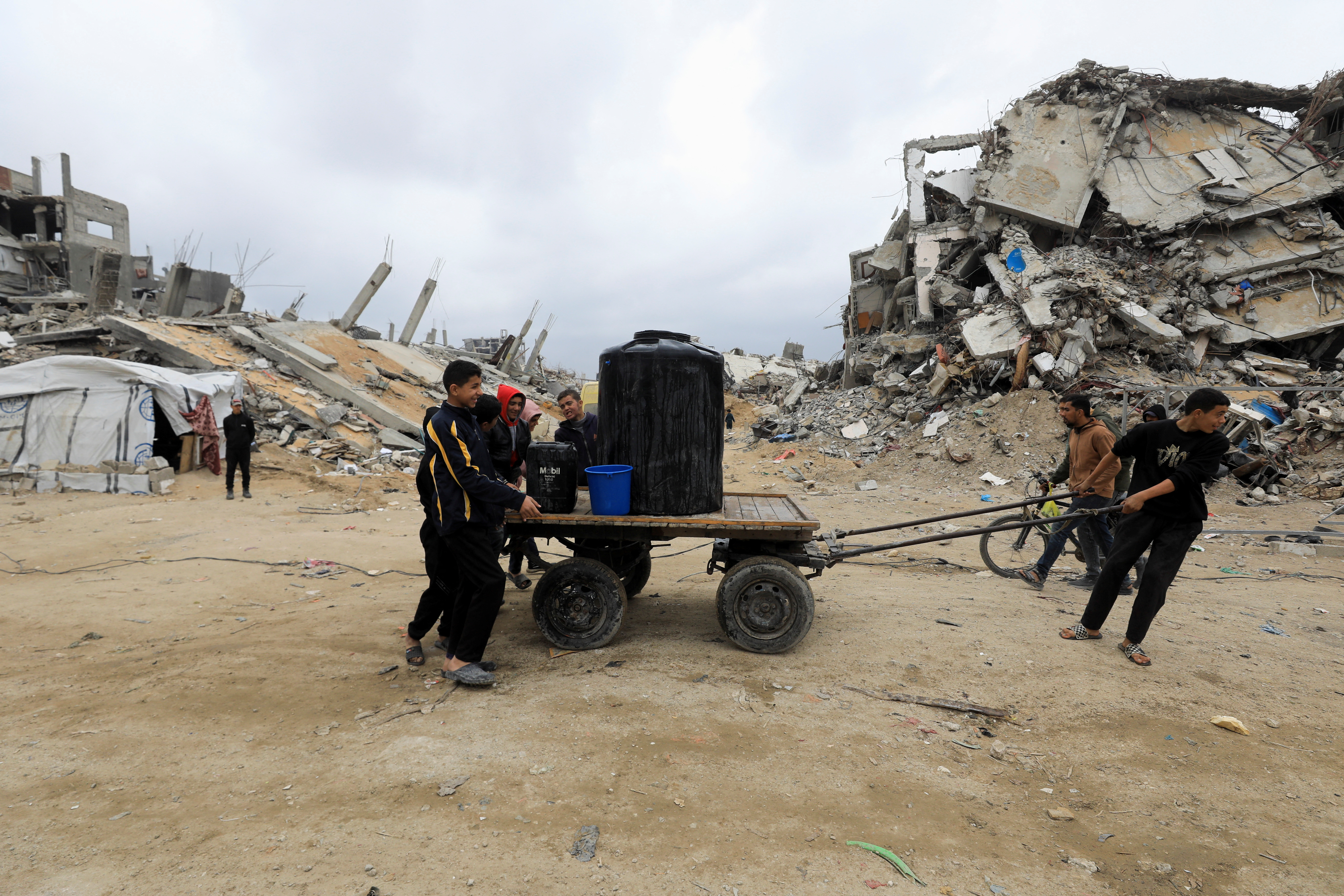 Palestinos cargan un carro con agua este miércoles en el campo de refugiados de Yabalia, al norte de la Franja de Gaza.