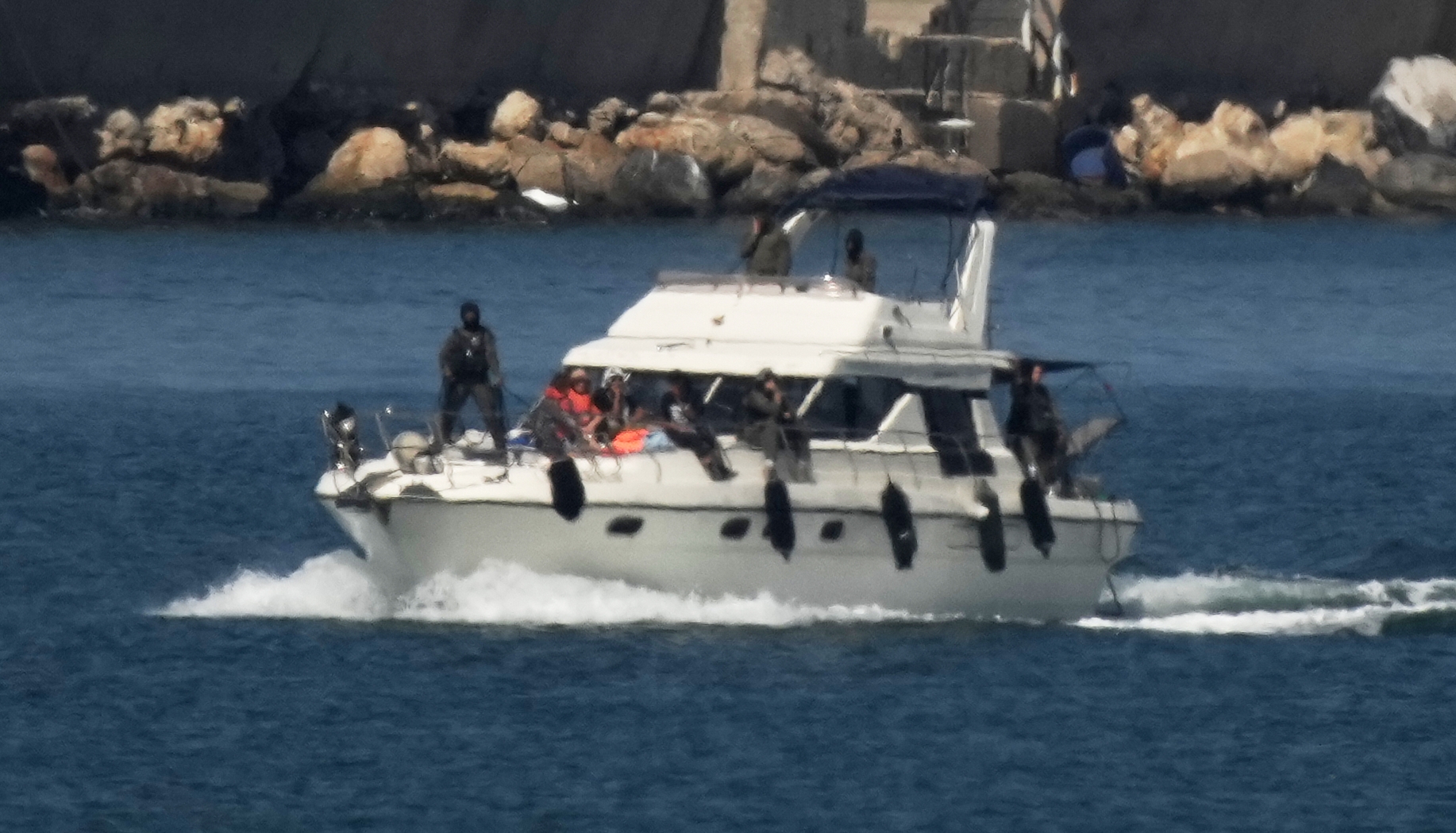 Soldados de la armada israelí conducen una de las embarcaciones de la flotilla hacia el puerto de Ashdod.,