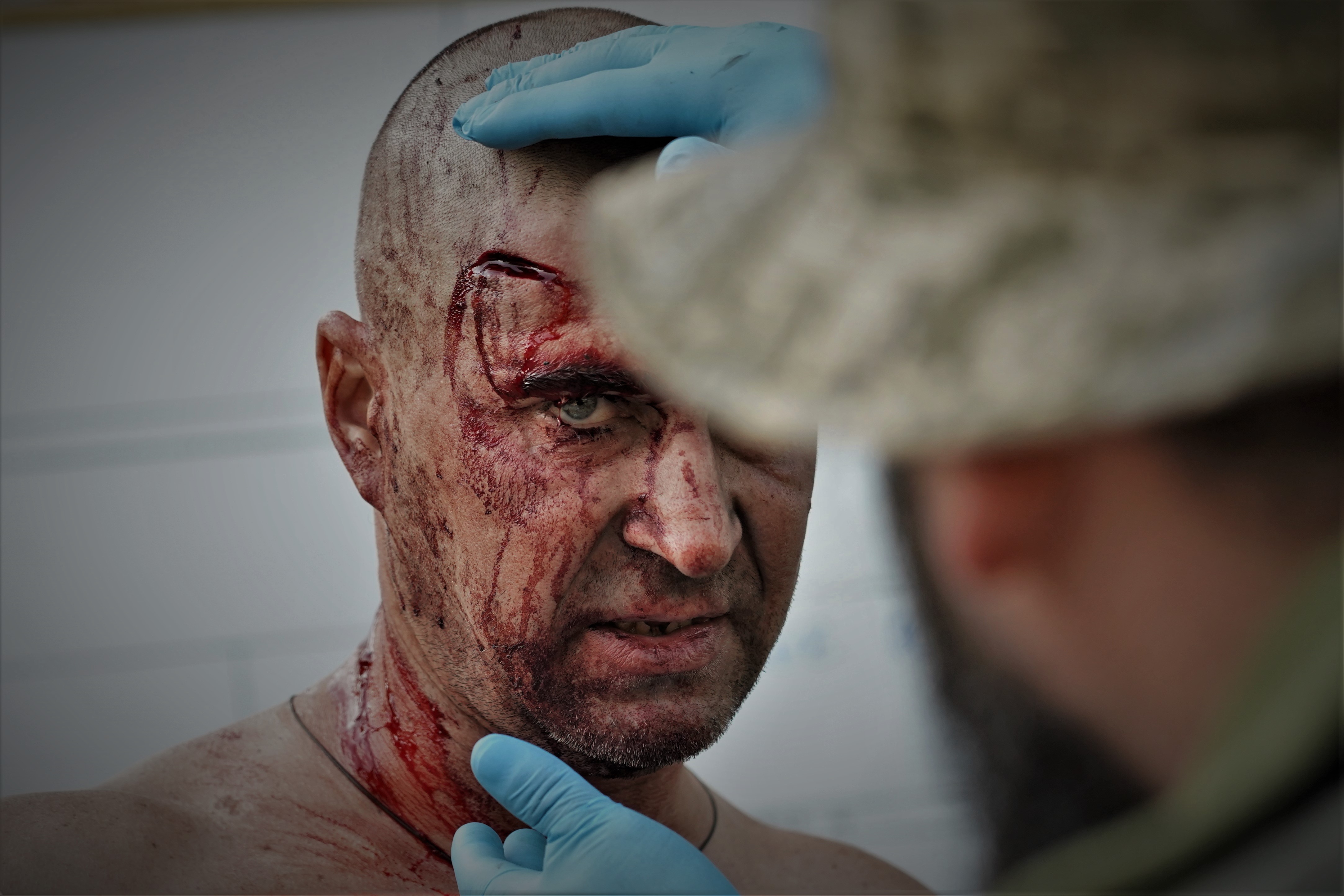 Um soldado é tratado em um hospital de campanha perto da frente de Zaporizhia, no sul da Ucrânia.