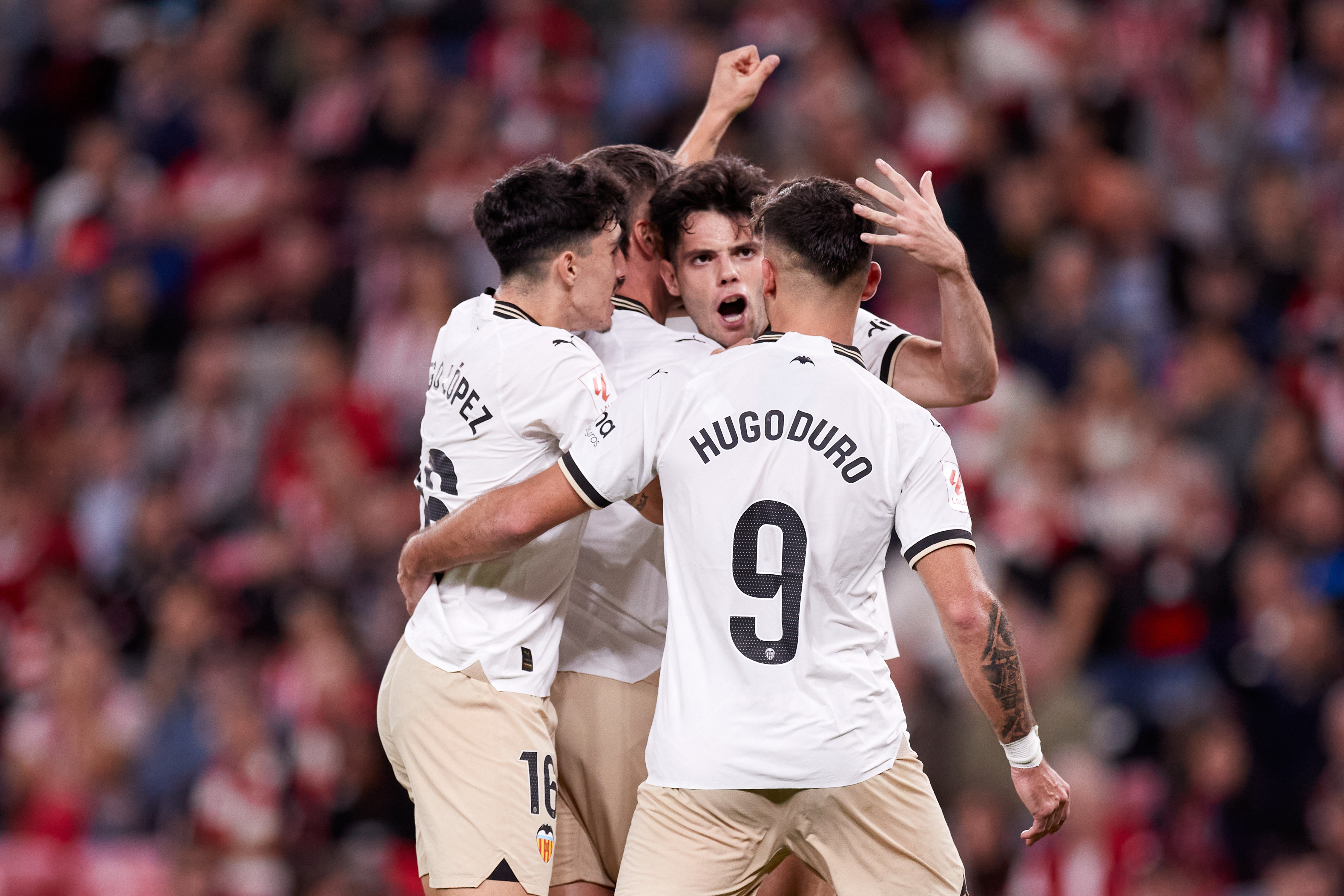 Fran Pérez y varios compañeros del Valencia festejan un tanto al Athletic.
