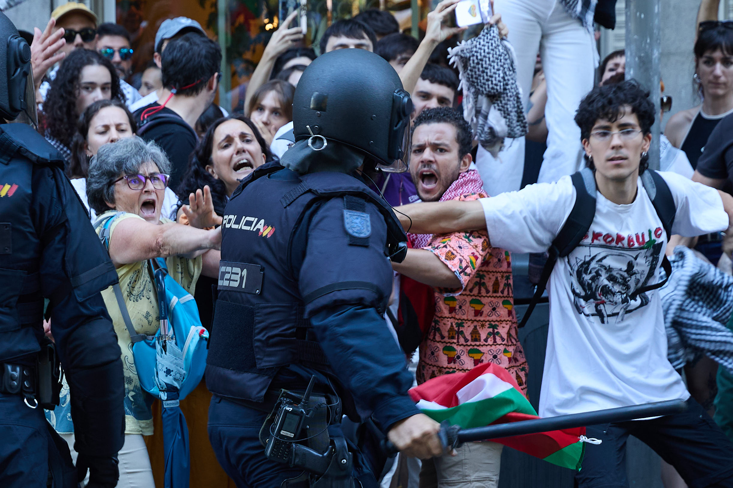 La policía carga contra los manifestantes en Atocha este domingo.