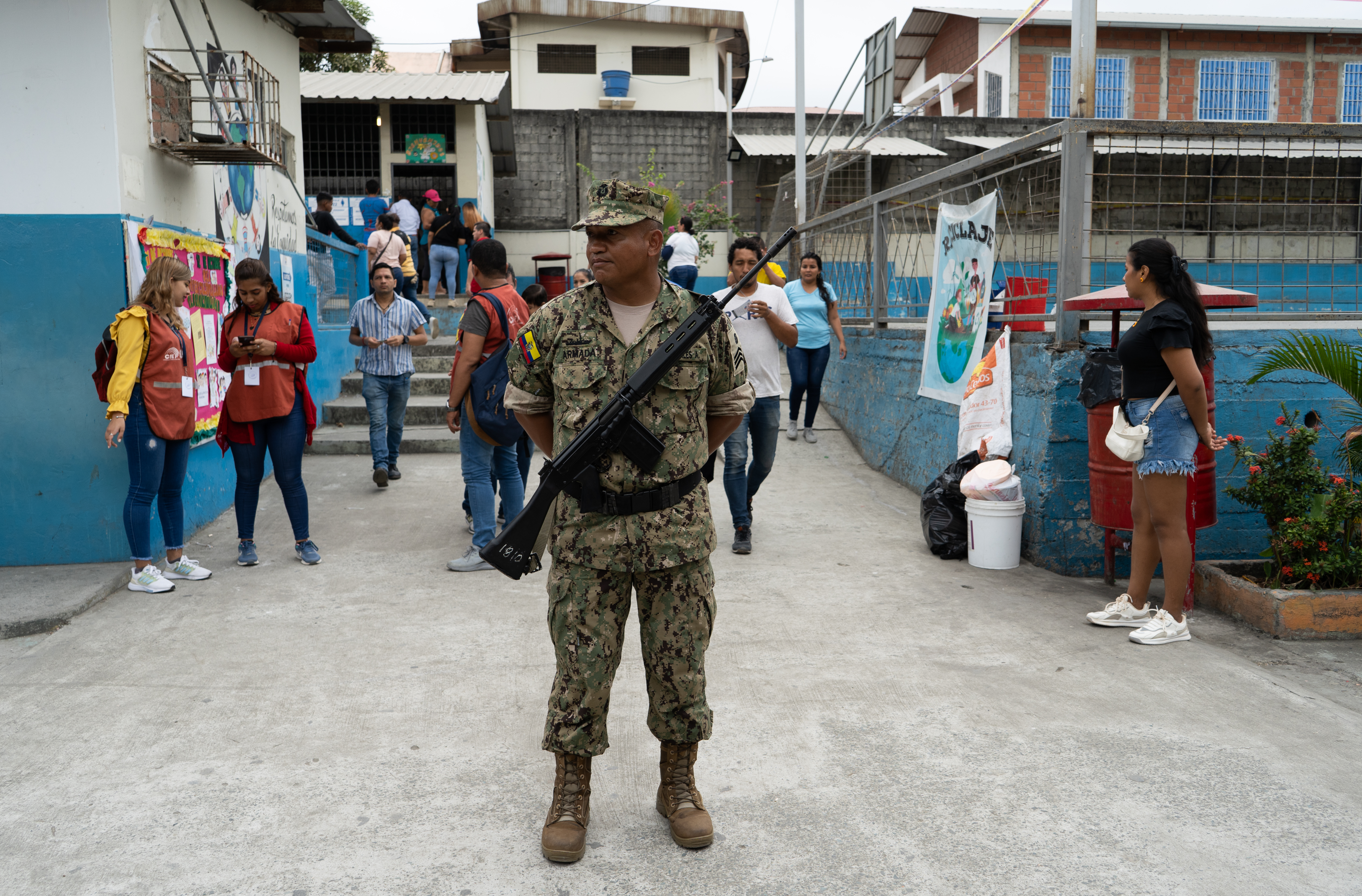 Elementos do Exército guardam os centros de votação.