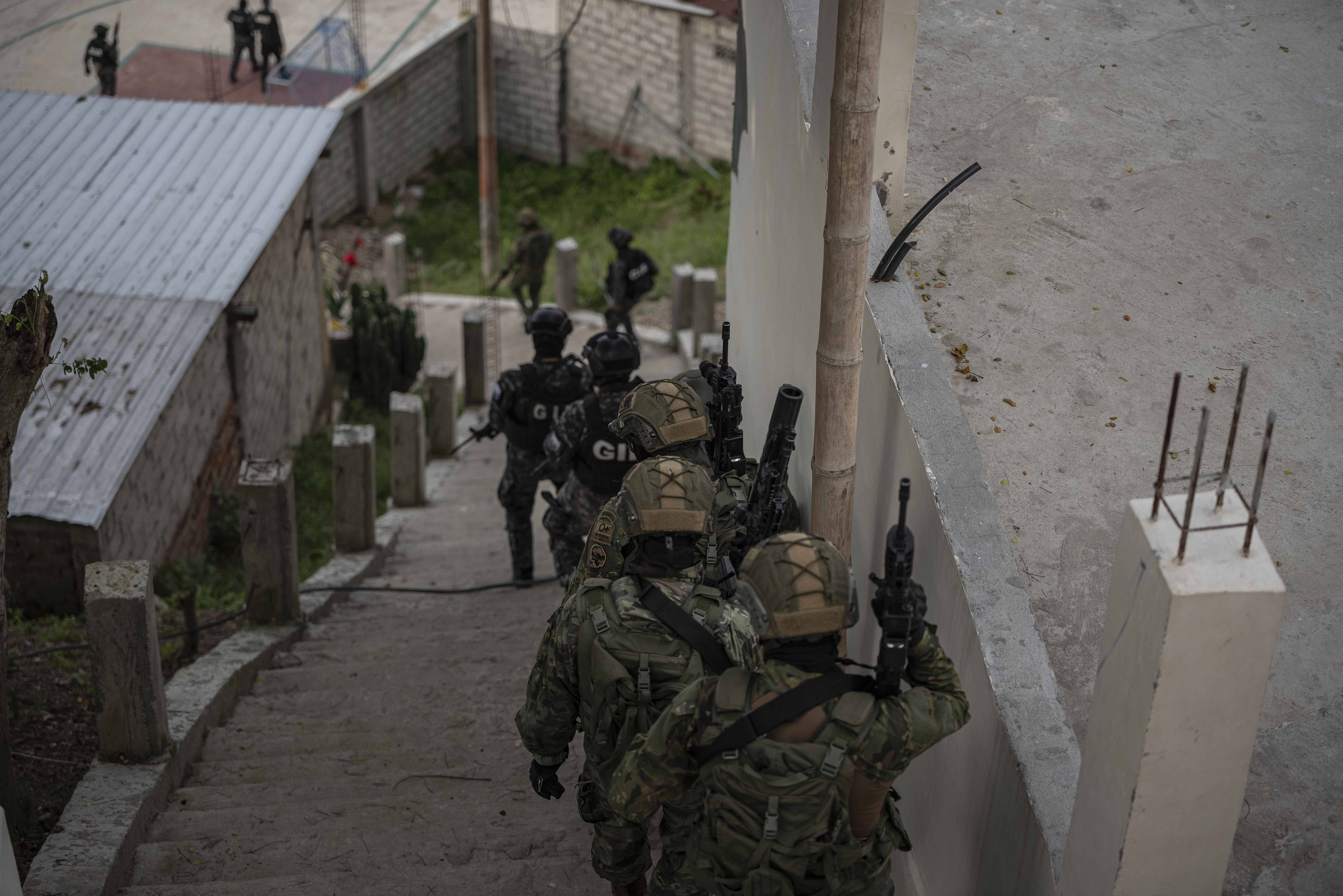 Militares e policiais se retiram após uma operação de controle no bairro de La Guacharaca (Equador), em abril de 2023.